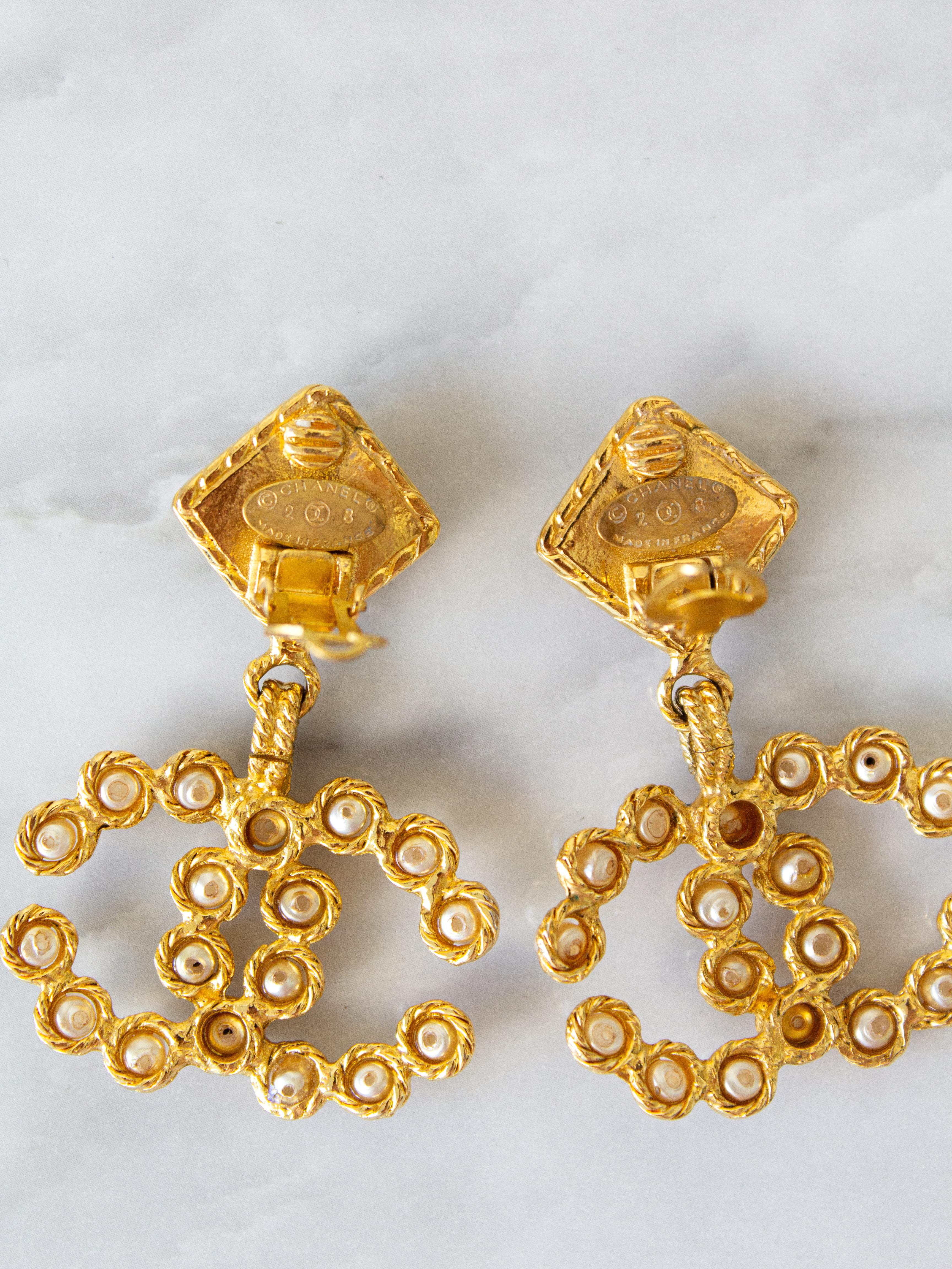 Chanel Vintage S/S 1992 Gold-Plated CC Logo Pearl Collection 28 Clip Earrings For Sale 5