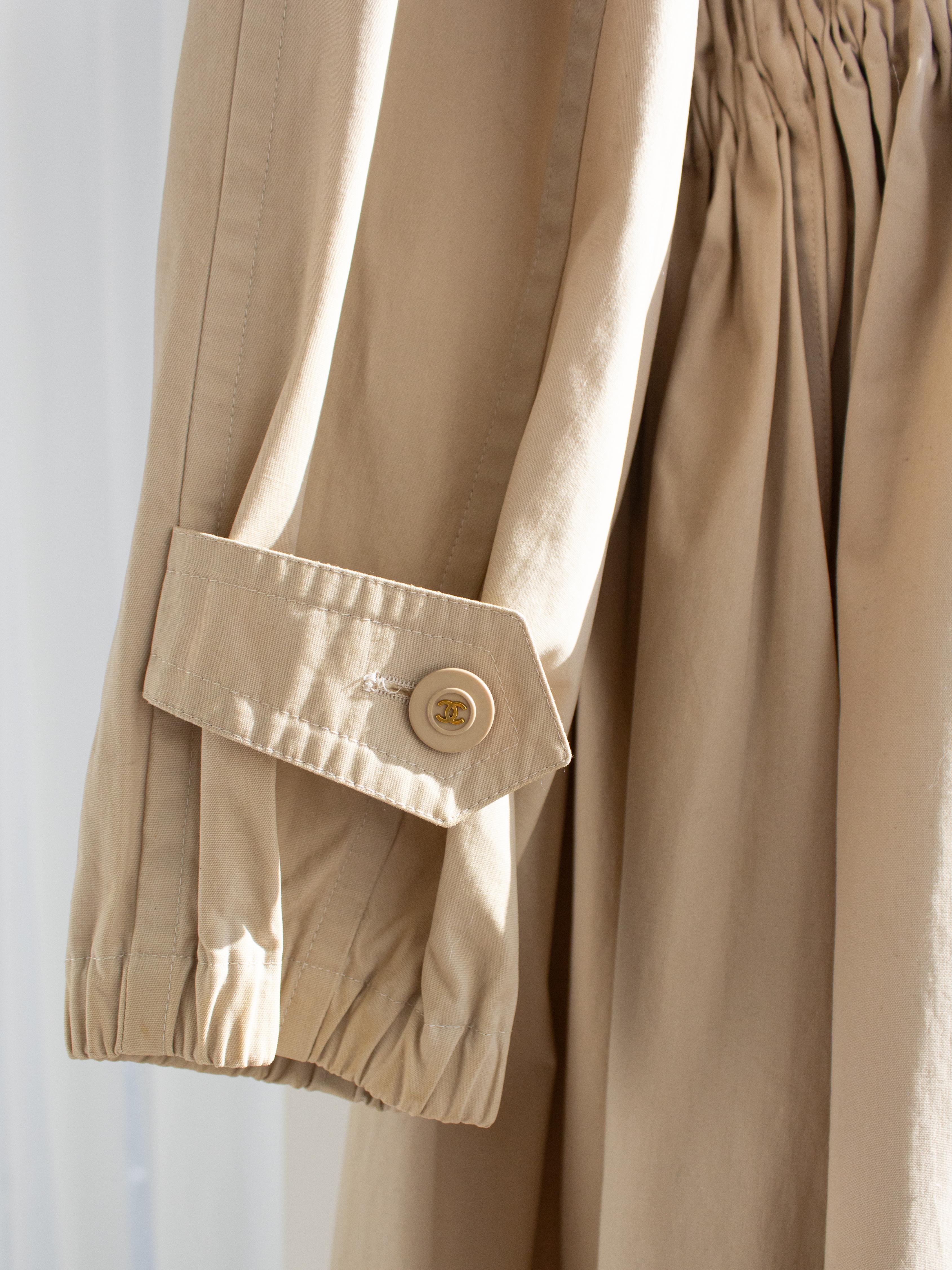 Chanel Vintage S/S 1994 Beige Cotton Gold Chain CC 94P Oversized Trench Coat For Sale 8