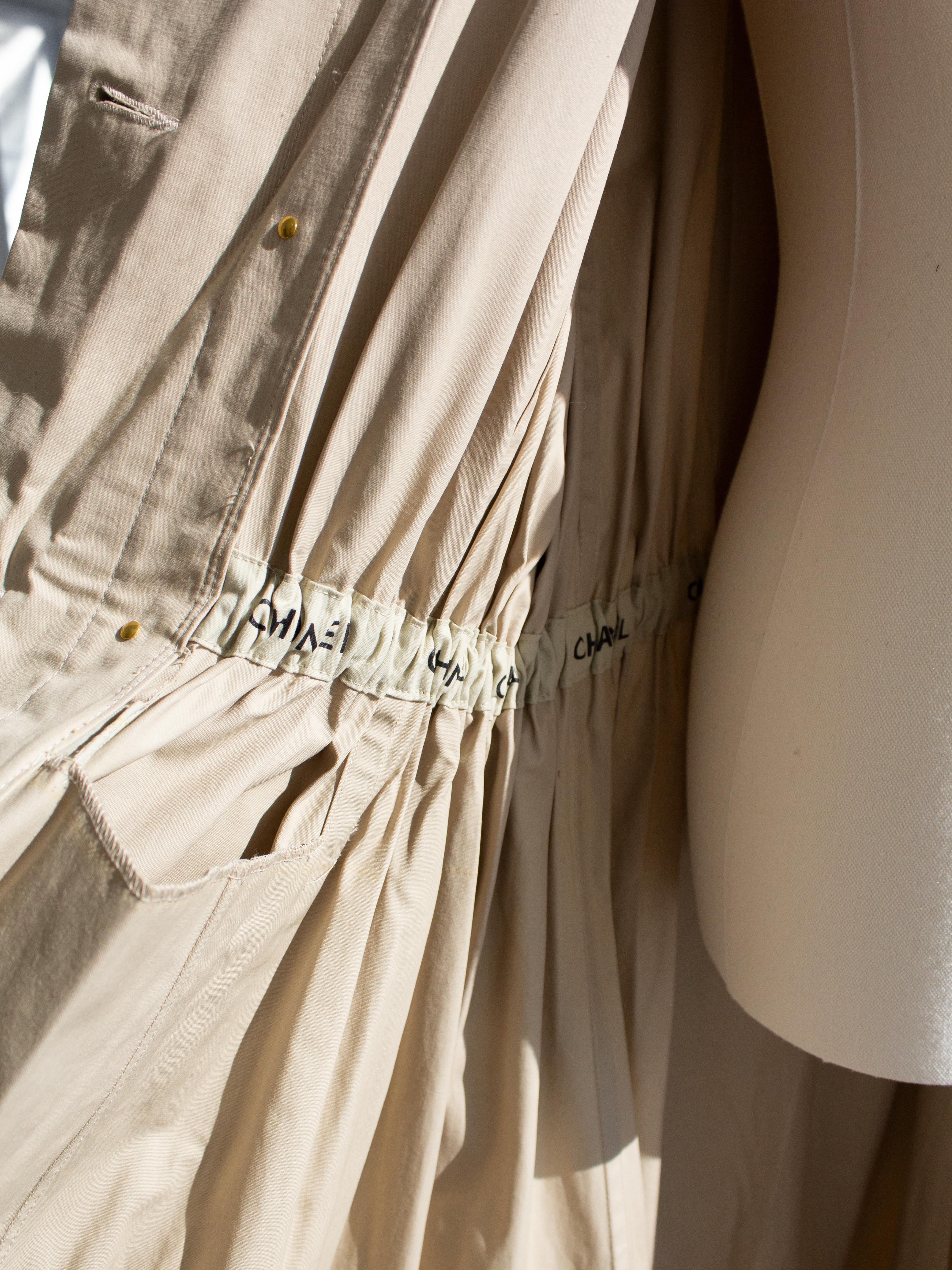 Chanel Vintage S/S 1994 Beige Cotton Gold Chain CC 94P Oversized Trench Coat For Sale 12