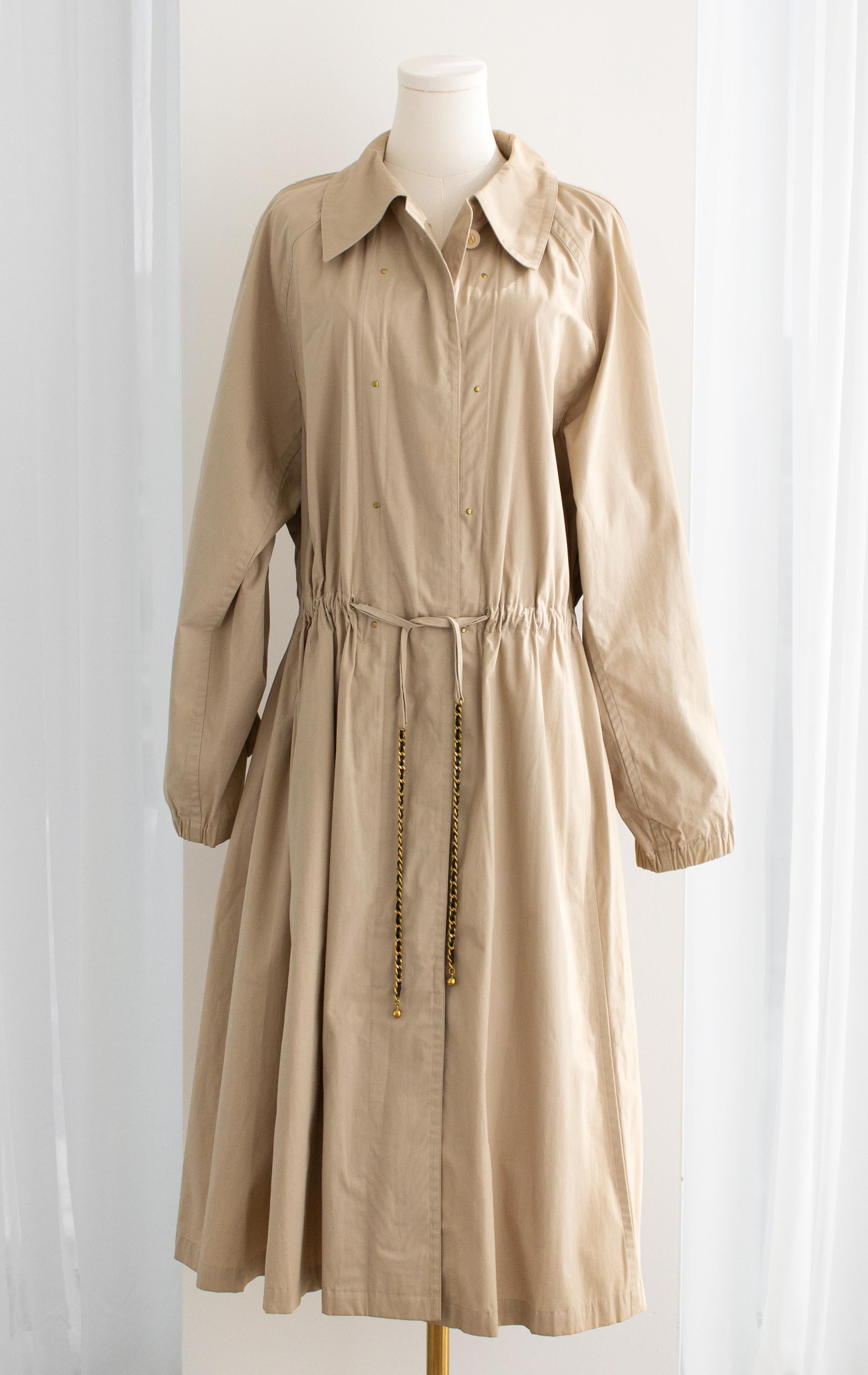 Women's Chanel Vintage S/S 1994 Beige Cotton Gold Chain CC 94P Oversized Trench Coat For Sale
