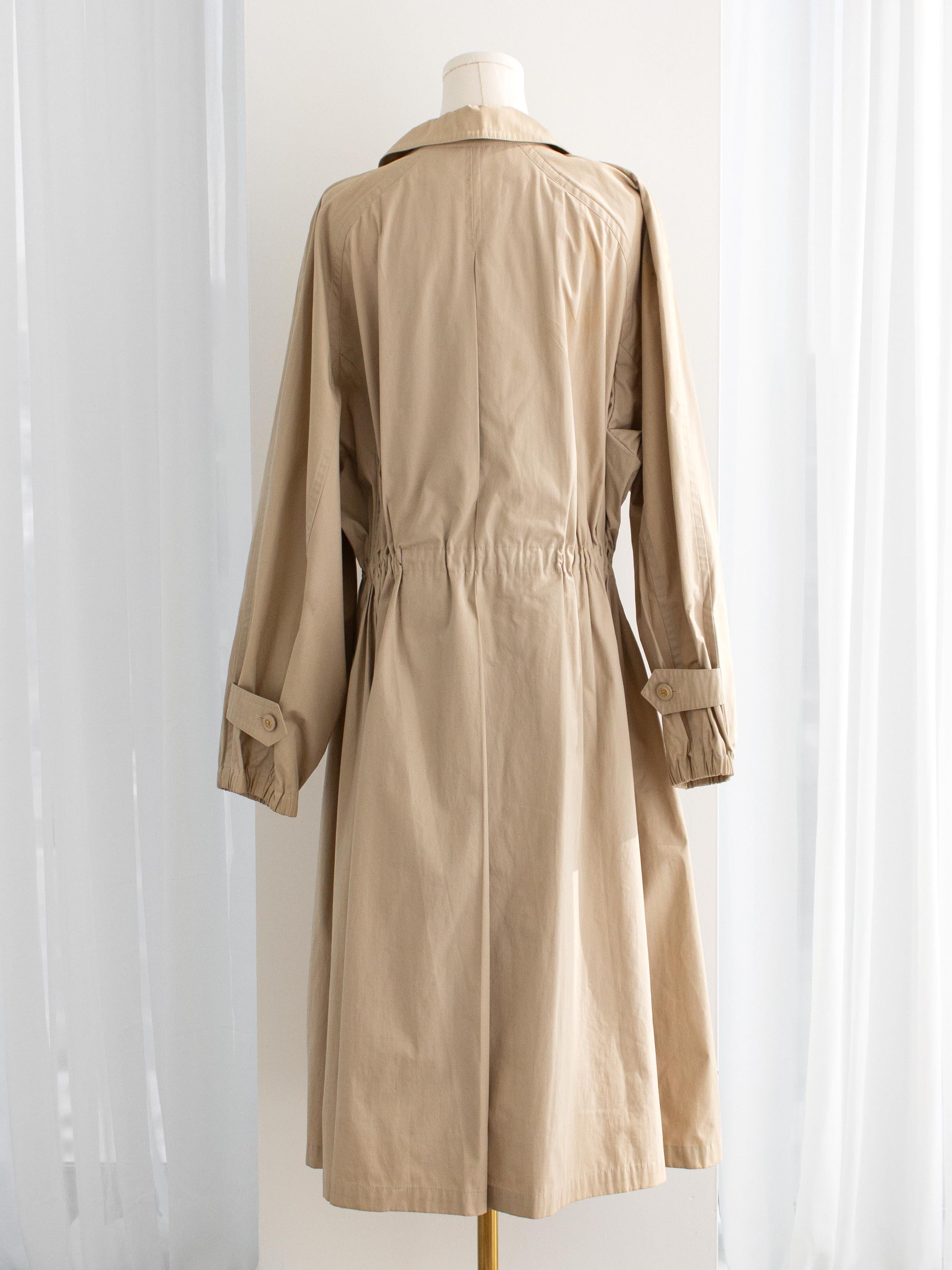 Chanel Vintage S/S 1994 Beige Cotton Gold Chain CC 94P Oversized Trench Coat For Sale 1
