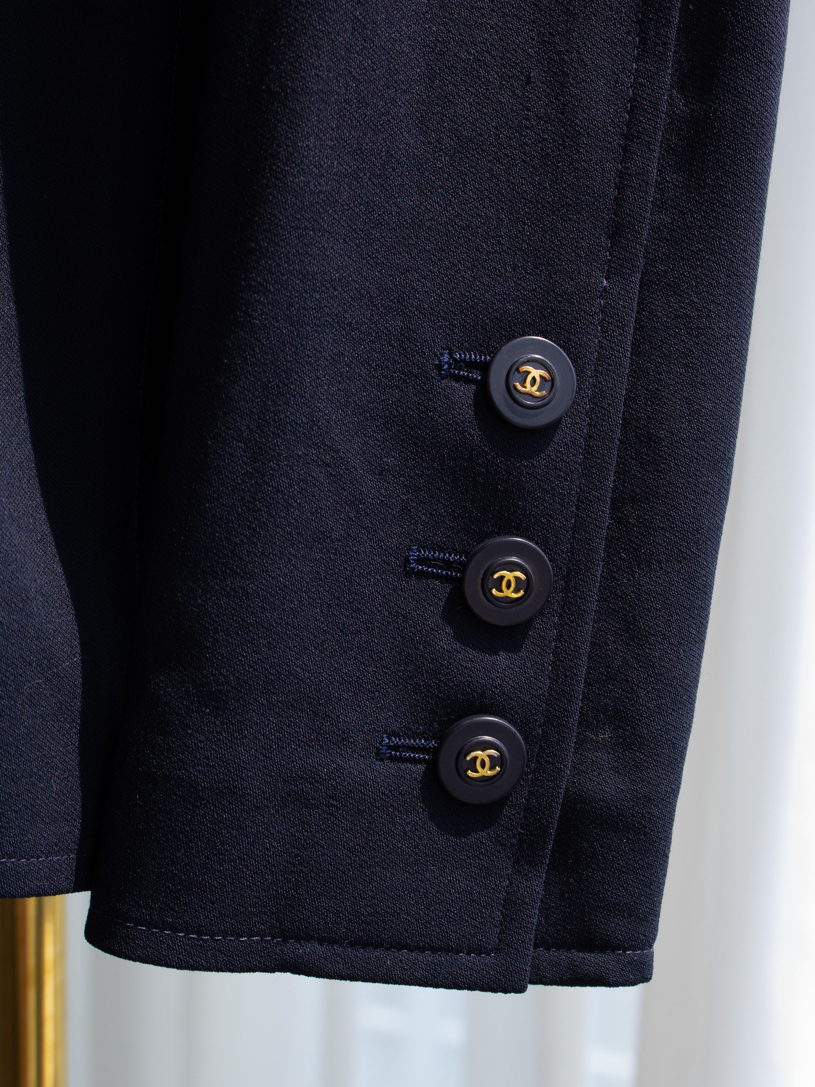 Chaqueta Chanel Vintage S/S 1994 Azul Marino Oro CC Doble Botón 94P en venta 5