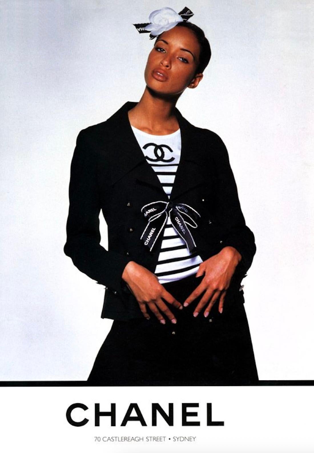 Chaqueta azul marino vintage de Chanel de la colección Primavera 1994 (94P), diseñada por Karl Lagerfeld. Fabricado en lana de peso medio  En azul marino intenso, la chaqueta presenta una silueta minimalista de doble botonadura con solapas de pico
