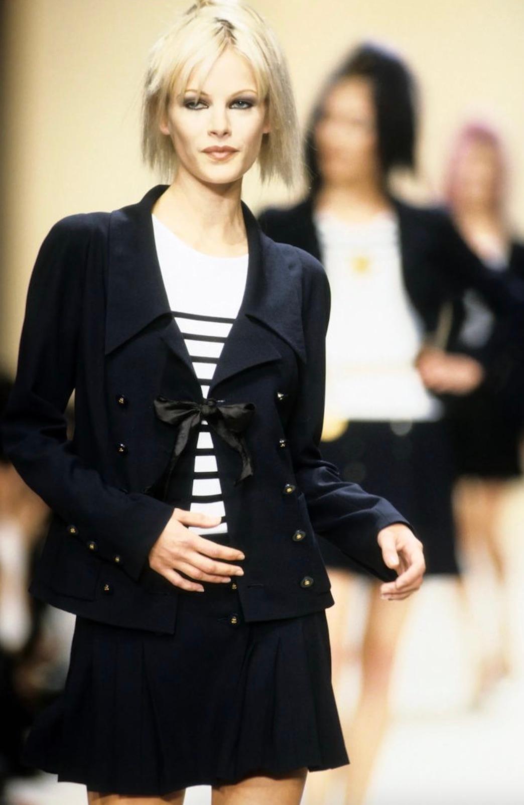 Chaqueta Chanel Vintage S/S 1994 Azul Marino Oro CC Doble Botón 94P Negro en venta