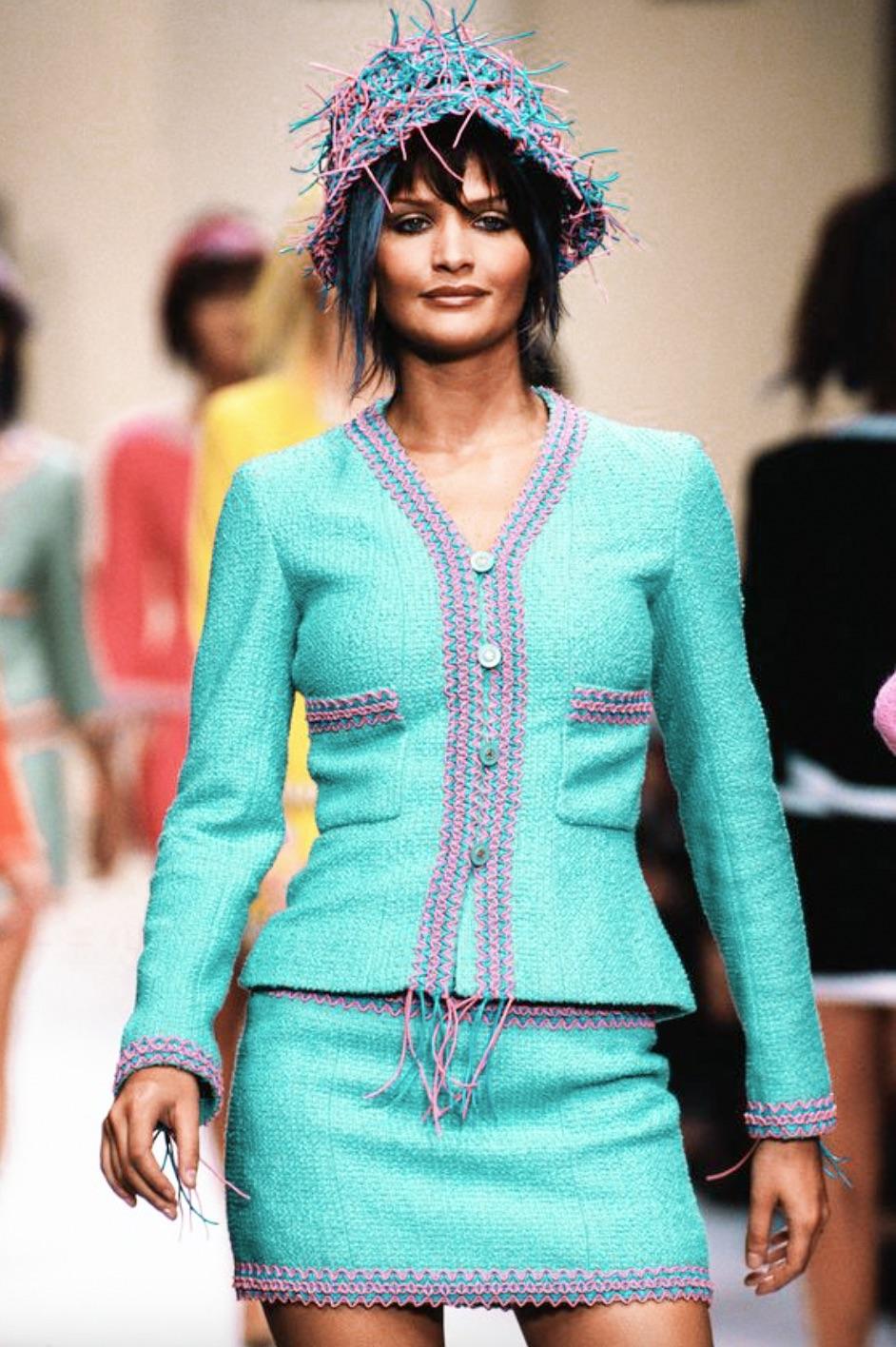 Voici une pièce rare et très recherchée de la collection emblématique printemps/été 1994 de Chanel : l'époustouflant tailleur turquoise 