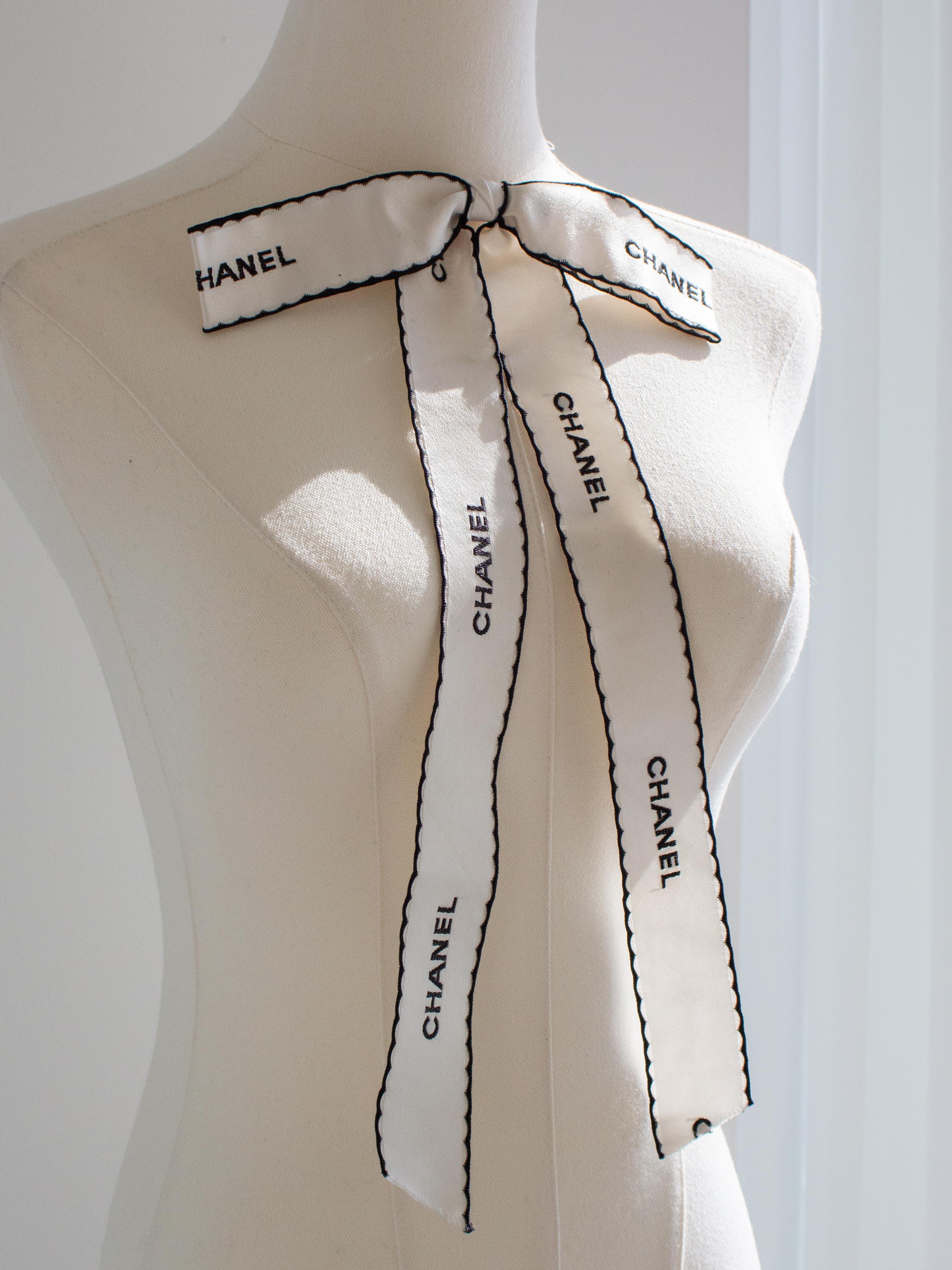 Chanel Vintage S.S. White 1994 White Black Logo Bow Ribbon 94P Spilla In condizioni buone a Jersey City, NJ