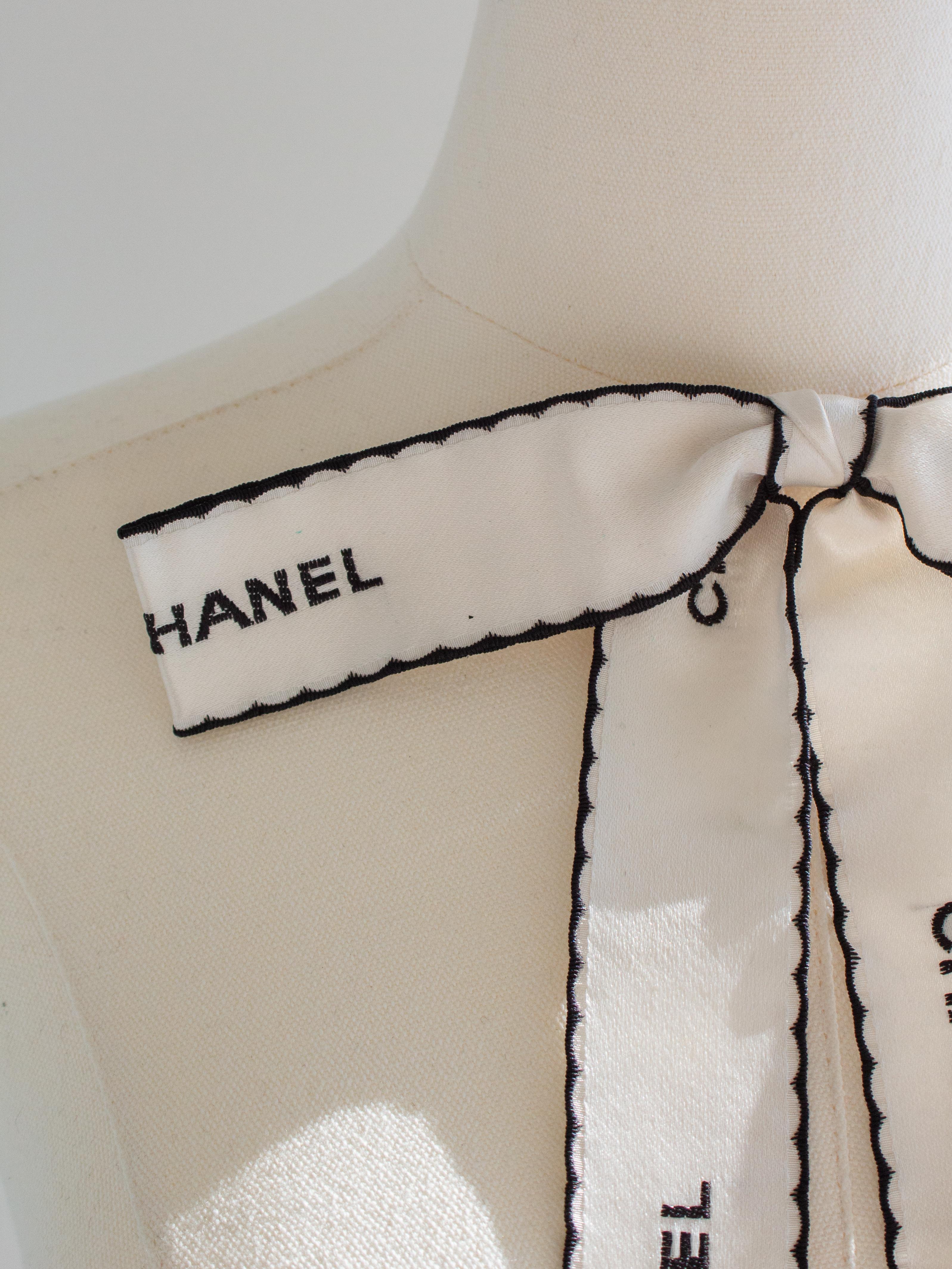 Donna Chanel Vintage S.S. White 1994 White Black Logo Bow Ribbon 94P Spilla