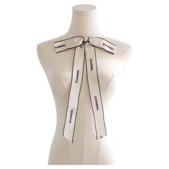 Chanel Vintage S/S 1994 Blanco Negro Logo Lazo Cinta 94P Broche