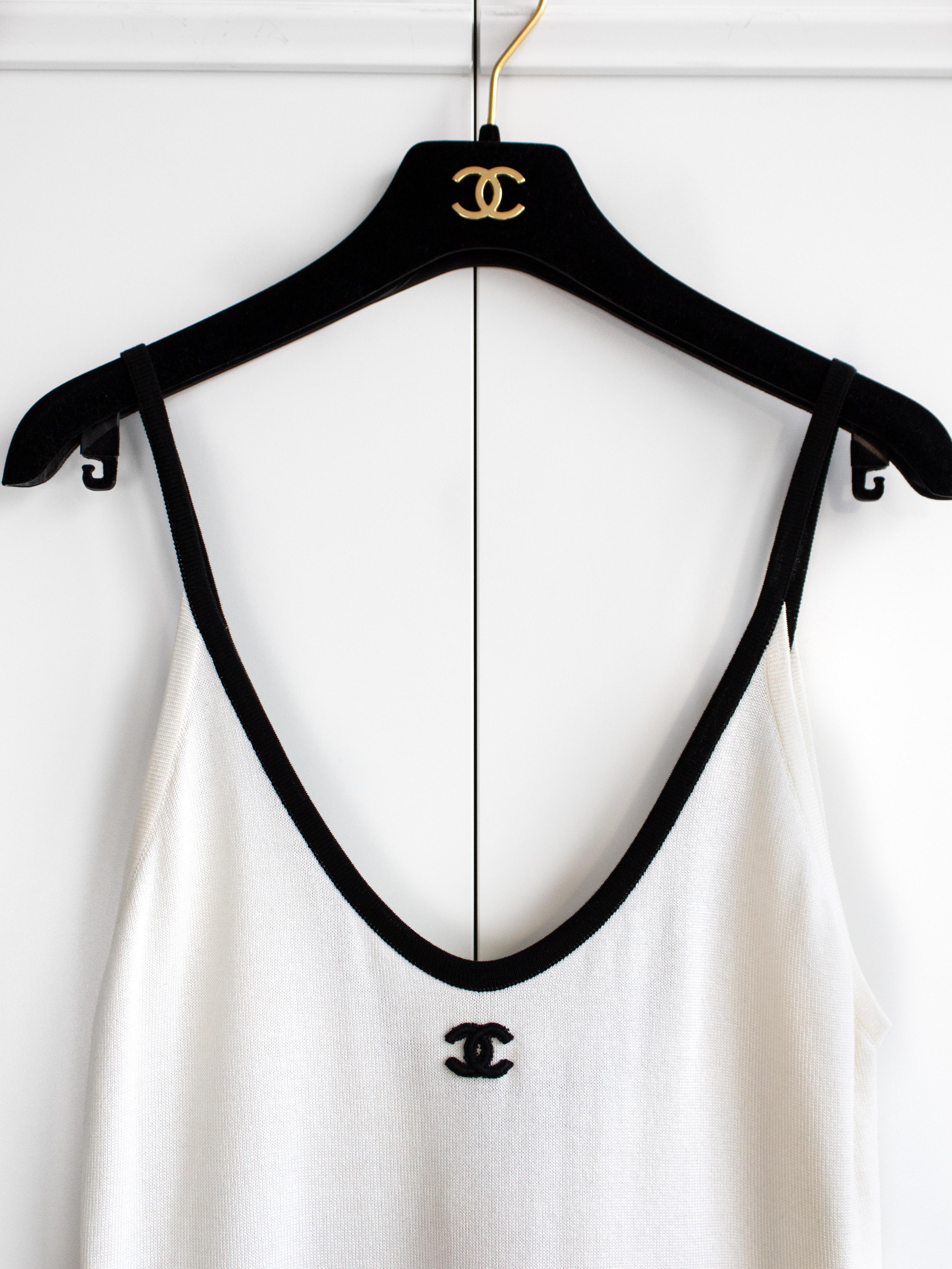 Chanel Vintage S/S 1994 White Black Trim CC Logo 94P Knit Mini Dress In Good Condition In Jersey City, NJ