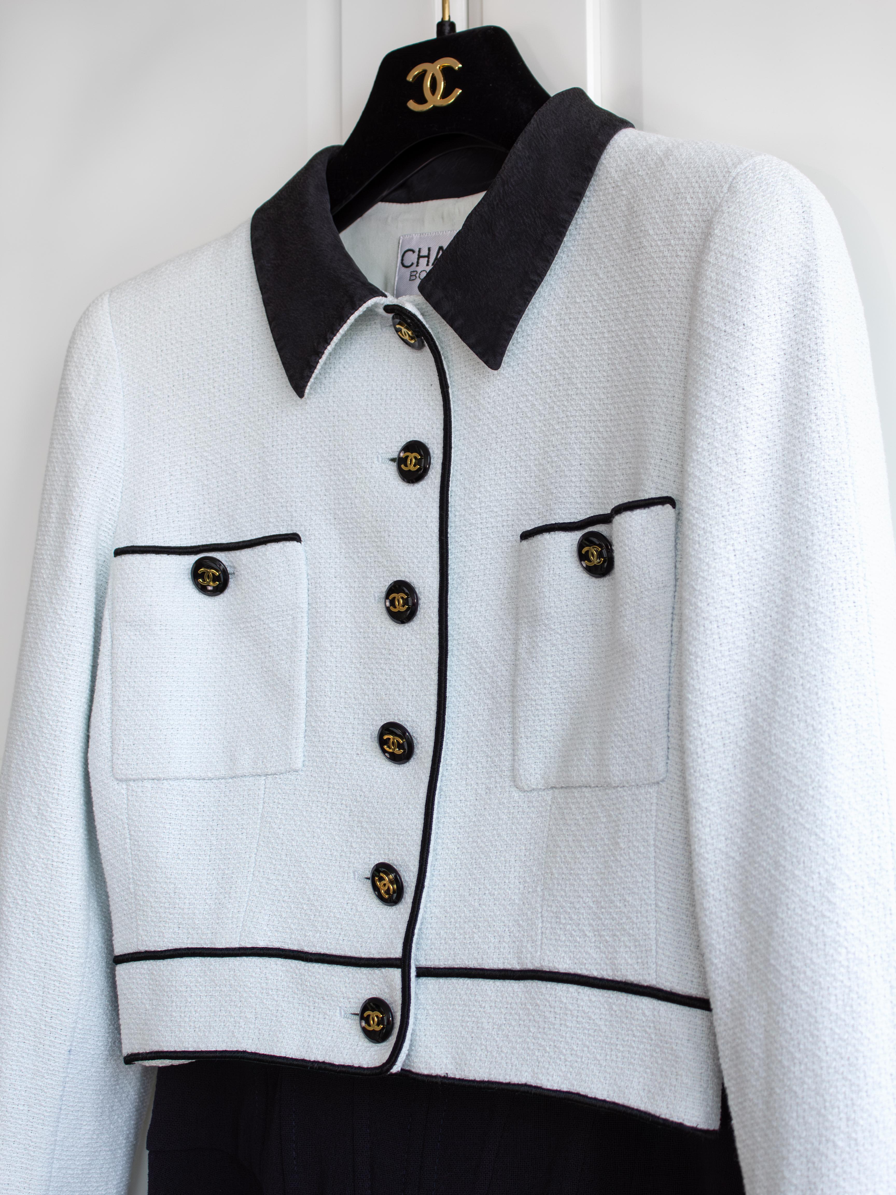 Chanel Vintage S/S 1995 Barbie Cropped White Blue Black 95P Jacket Skirt Suit In Good Condition In Jersey City, NJ