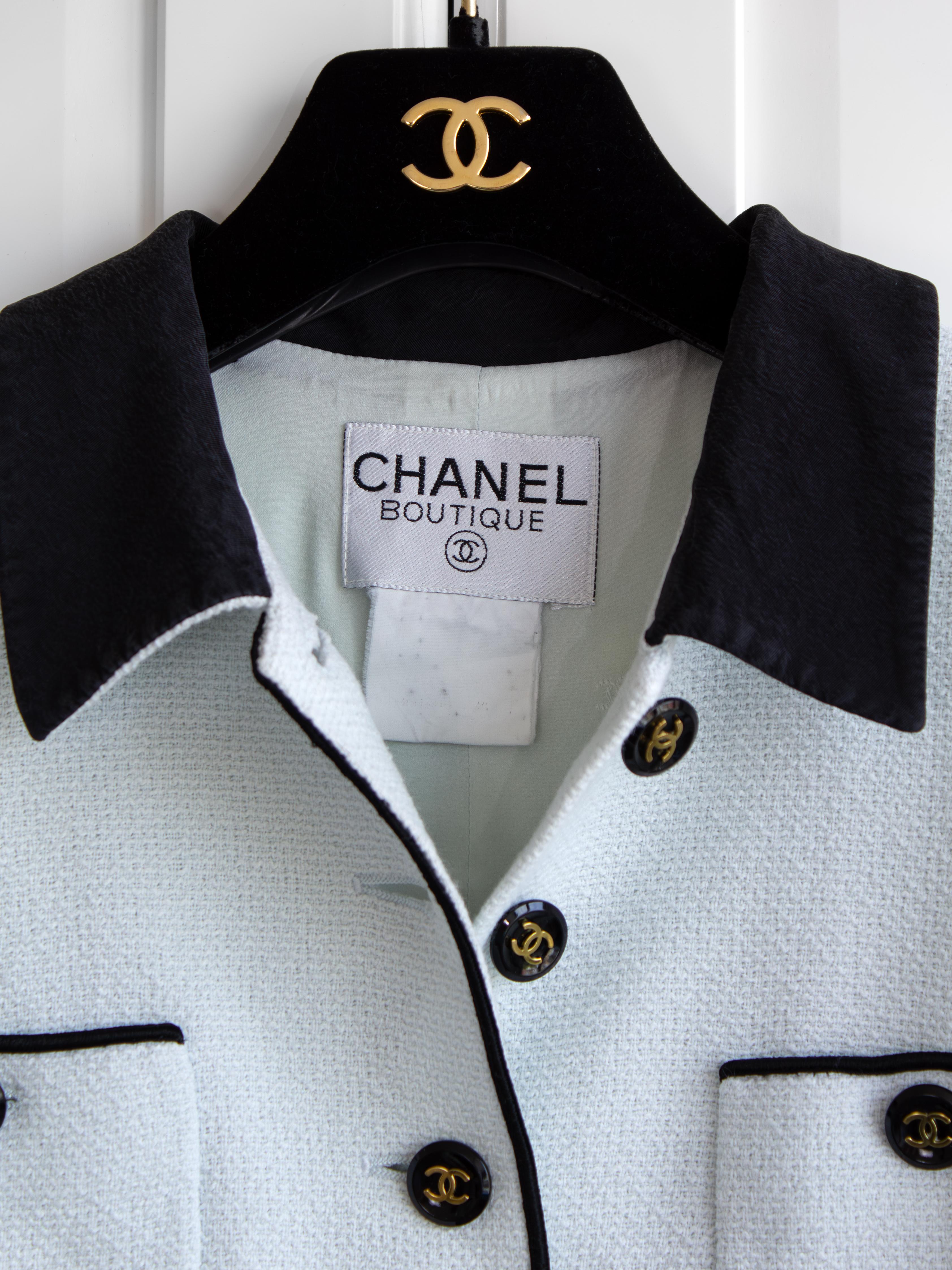Chanel Vintage S/S 1995 Barbie Cropped White Blue Black 95P Jacket Skirt Suit For Sale 3