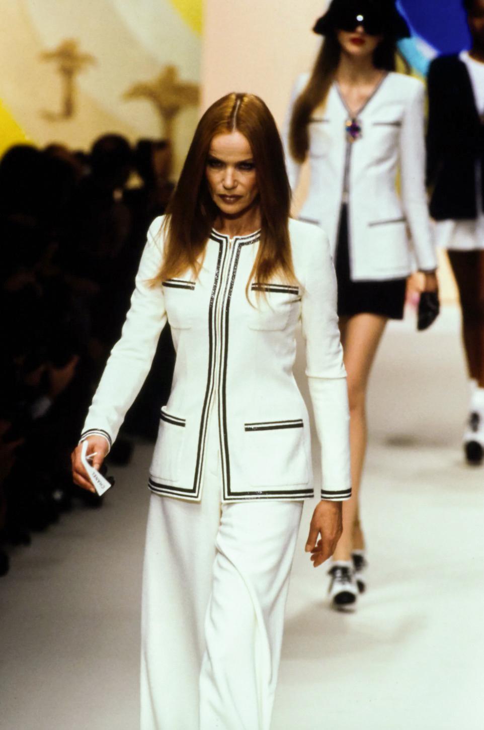 Beige Chanel Vintage S/S 1995 Ivory Ecru Black Gold Zip Tweed 95P Jacket For Sale
