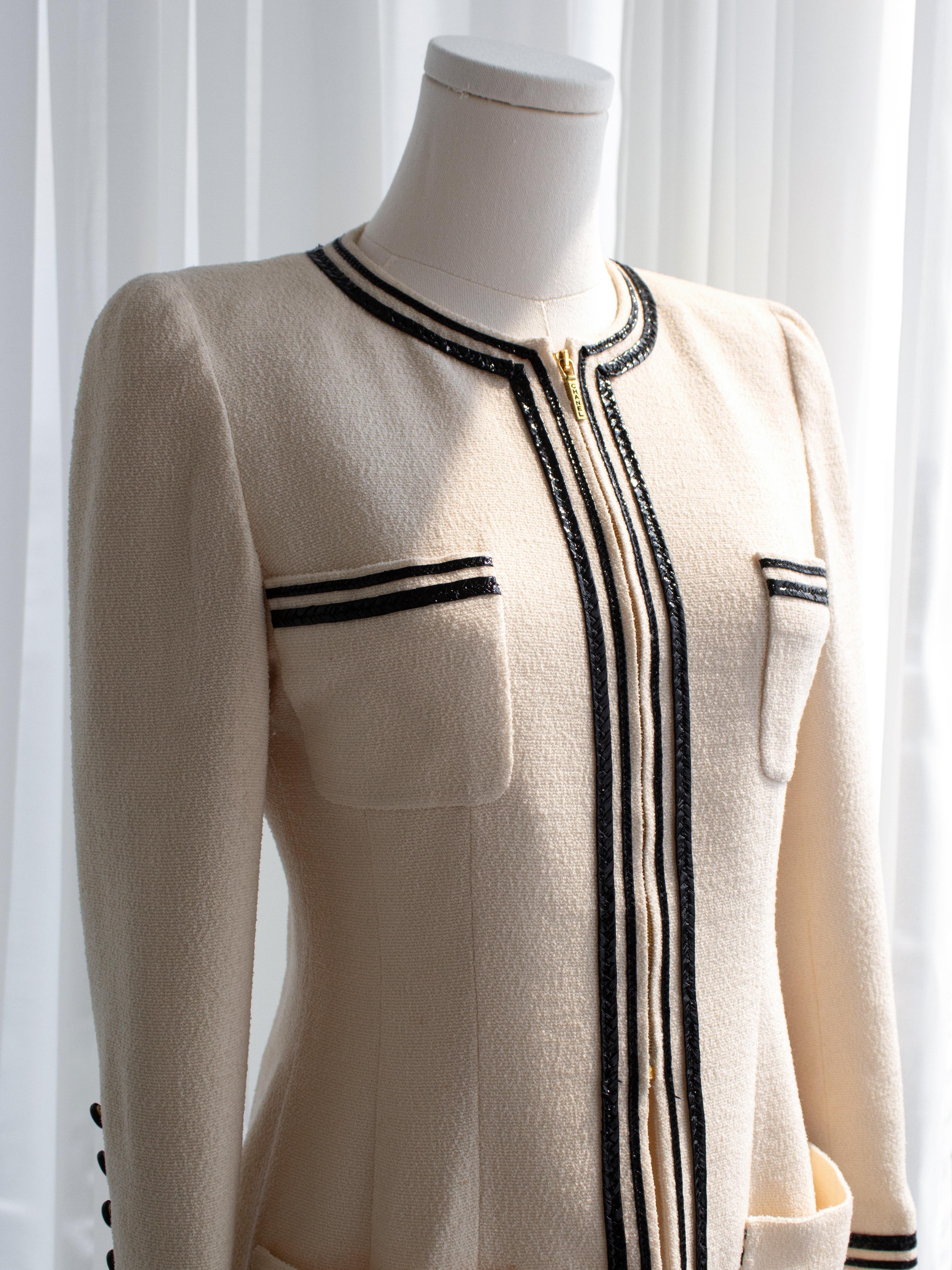 Women's Chanel Vintage S/S 1995 Ivory Ecru Black Gold Zip Tweed 95P Jacket For Sale