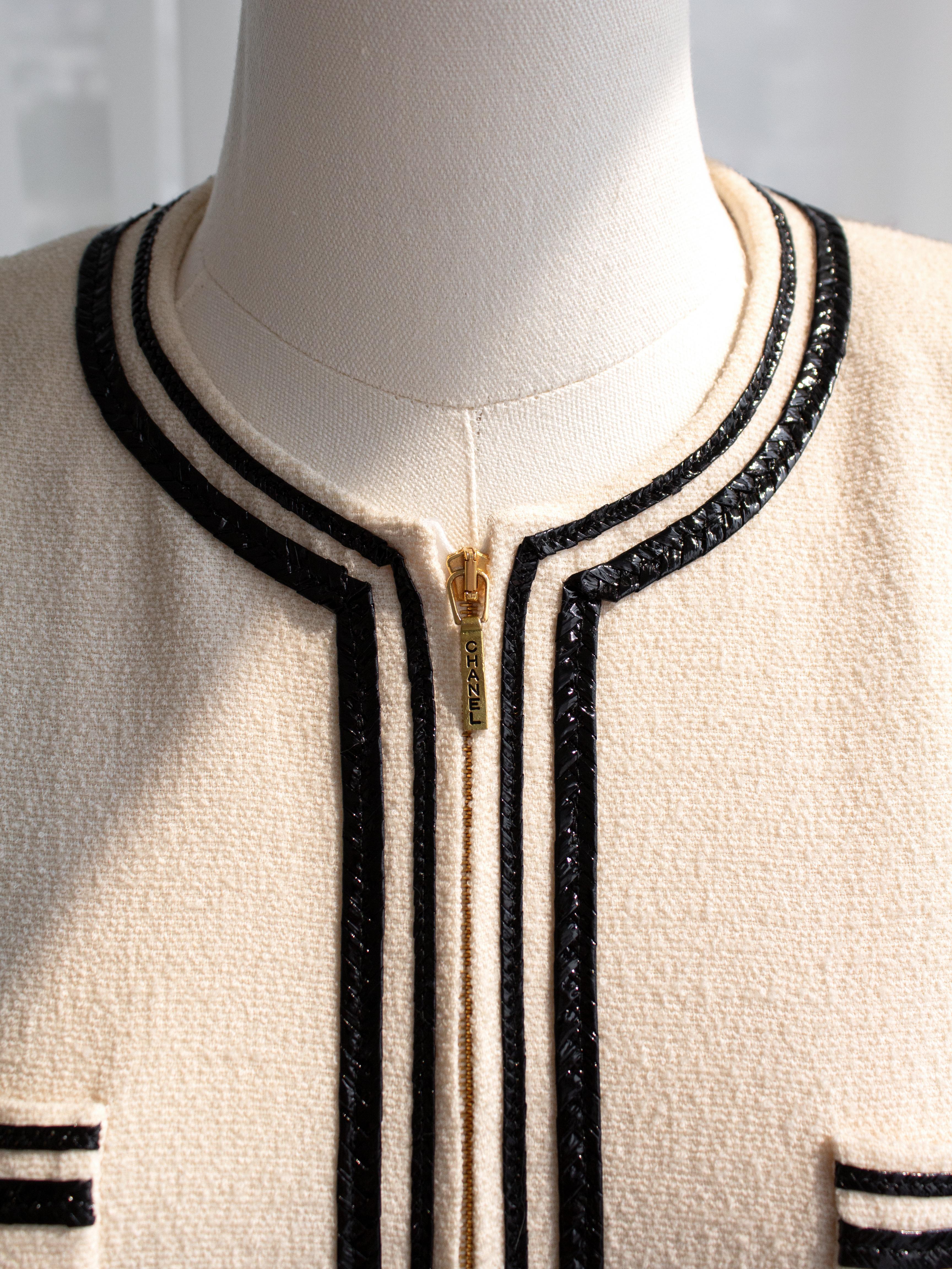 Chanel Vintage S/S 1995 Ivory Ecru Black Gold Zip Tweed 95P Jacket For Sale 1