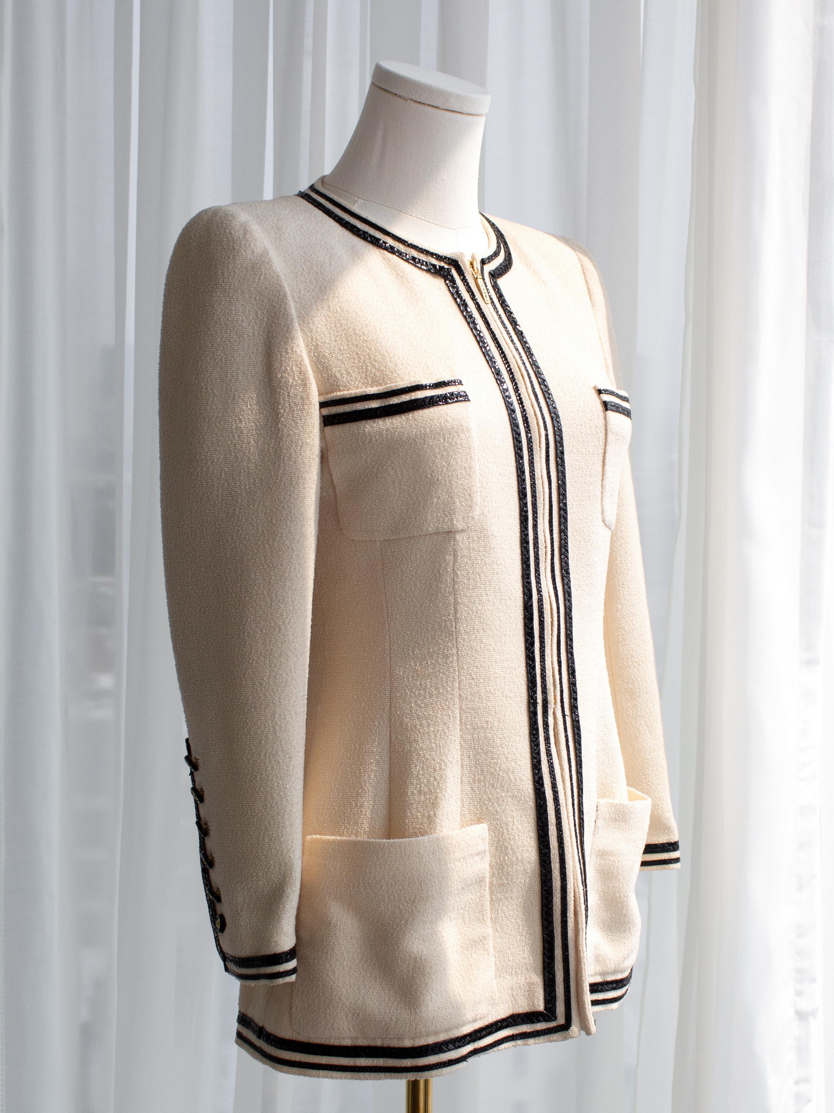 Chanel Vintage S/S 1995 Ivory Ecru Black Gold Zip Tweed 95P Jacket For Sale 3
