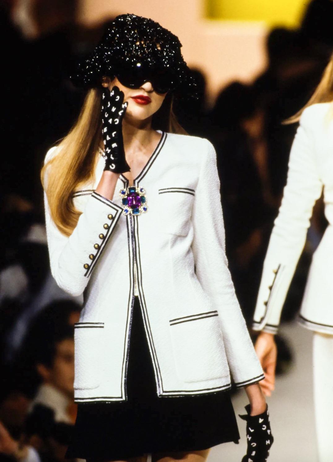 Gris Chanel Vintage S/S 1995 White Ivory Black Tweed 95P Jacket Skirt Suit en vente