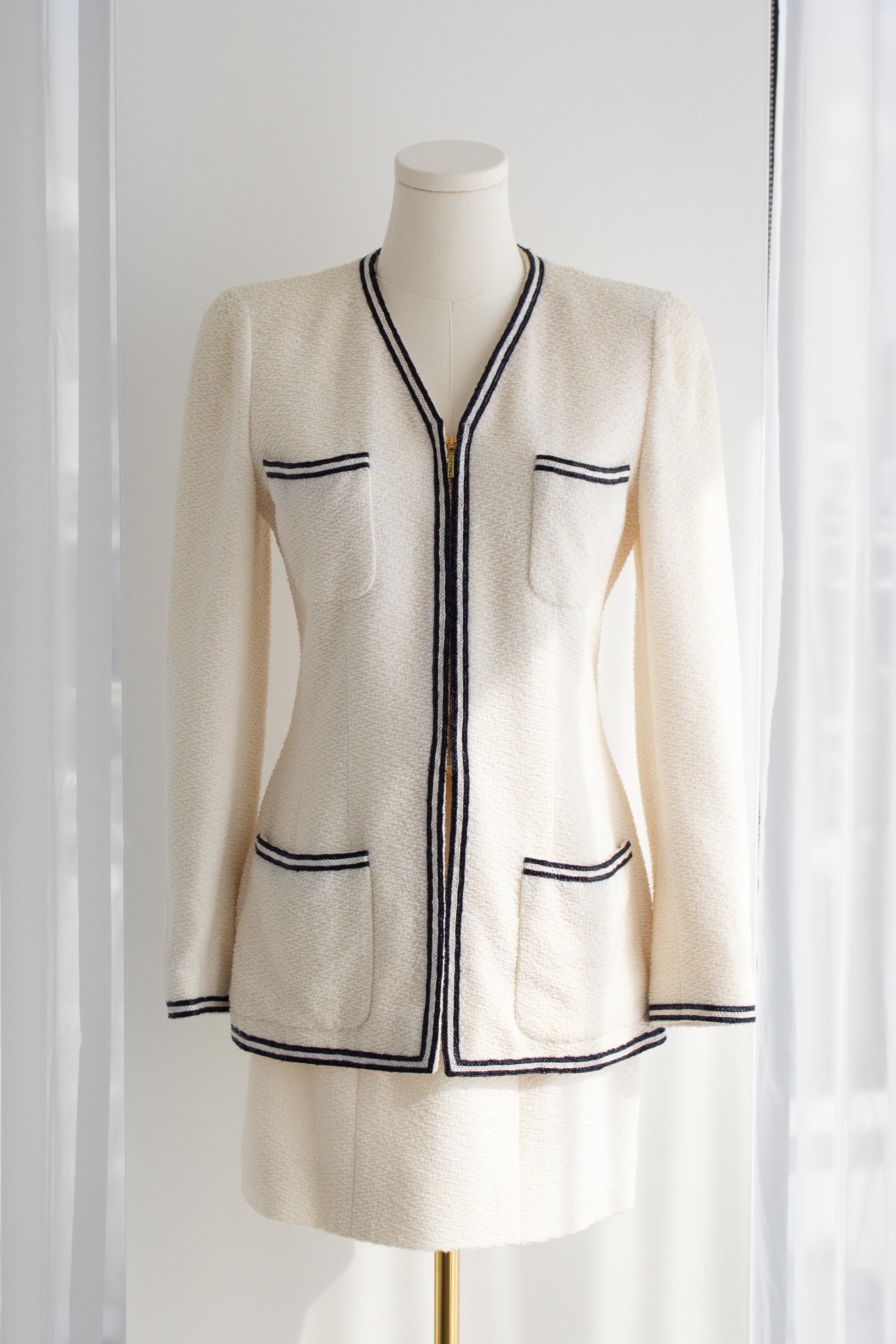 Chanel Vintage S/S 1995 White Ivory Black Tweed 95P Jacket Skirt Suit In Good Condition In Jersey City, NJ