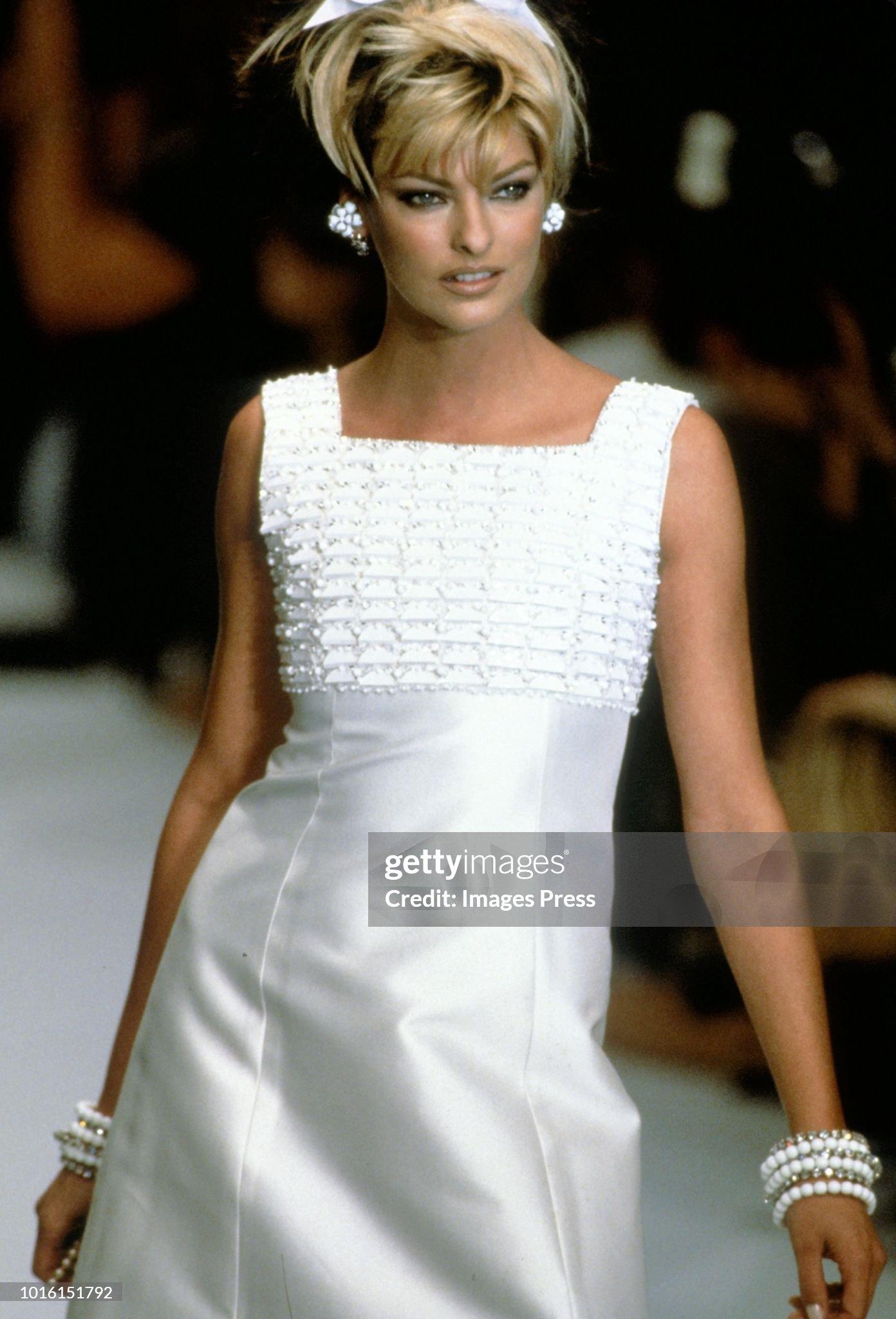 Chanel Vintage S/S 1996 Braut Verschönertes Weißes Shantung Seide 96P Minikleid im Angebot 10