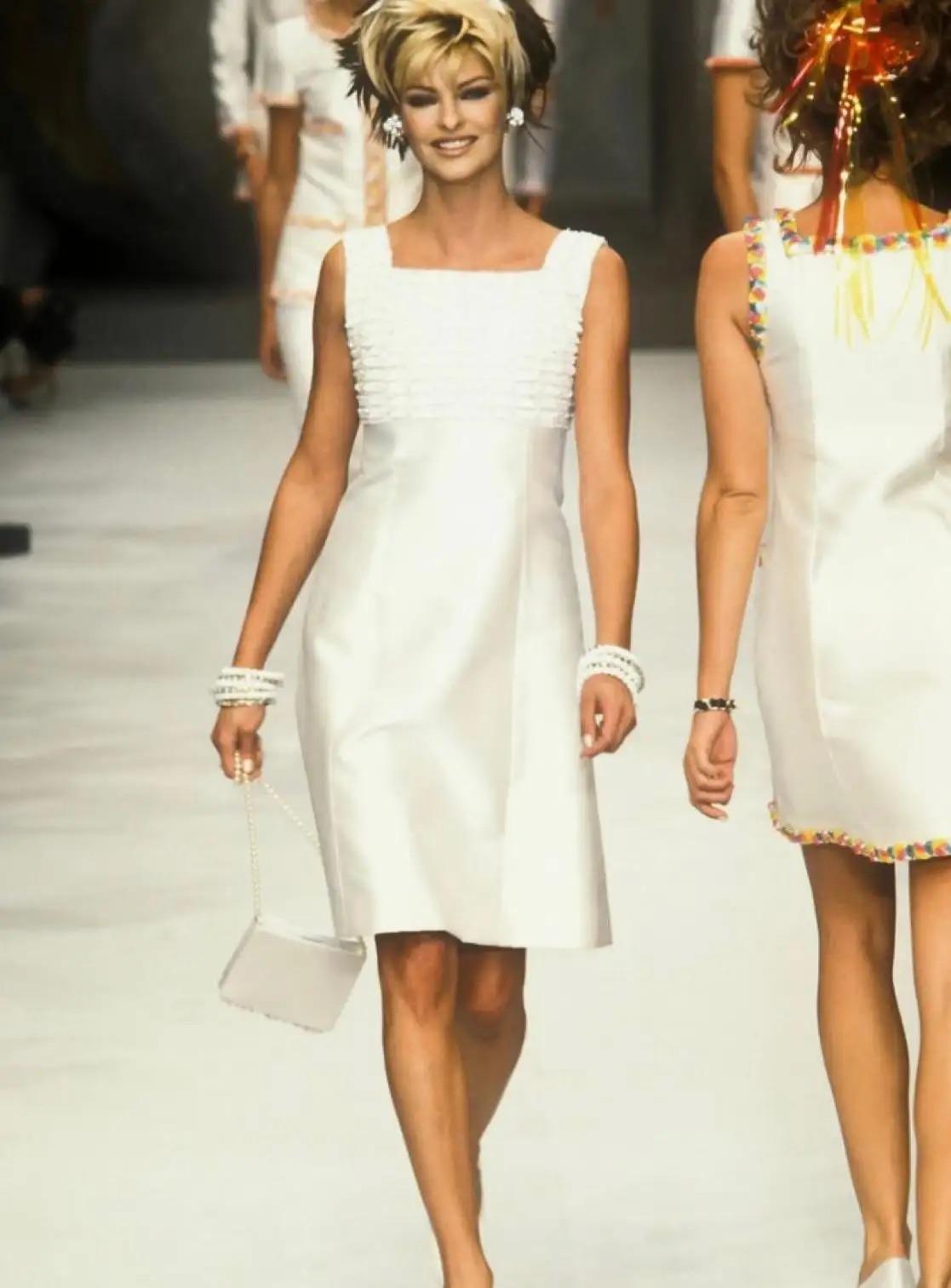 Chanel Vintage S/S 1996 Braut Verschönertes Weißes Shantung Seide 96P Minikleid im Angebot 12