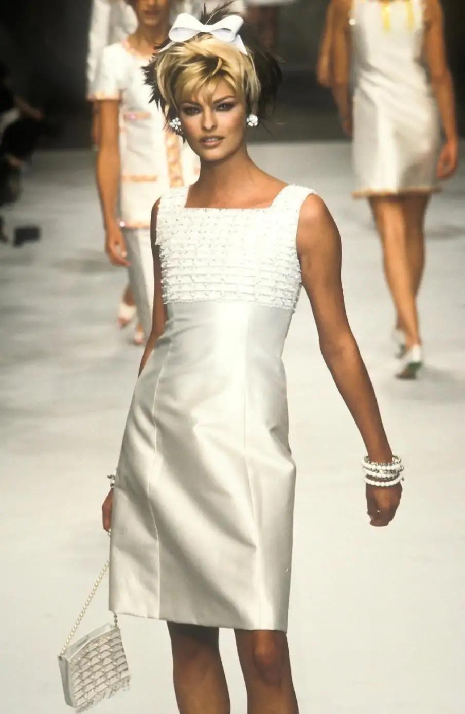Ein ikonisches Stück aus der Chanel Frühjahr/Sommer-Kollektion 1996, das von Linda Evangelista zum Abschluss der Show als Chanel-Braut getragen wurde. Dieses Kleid fängt Karl Lagerfelds verspielte, von den 1960er Jahren inspirierte Vision für diese