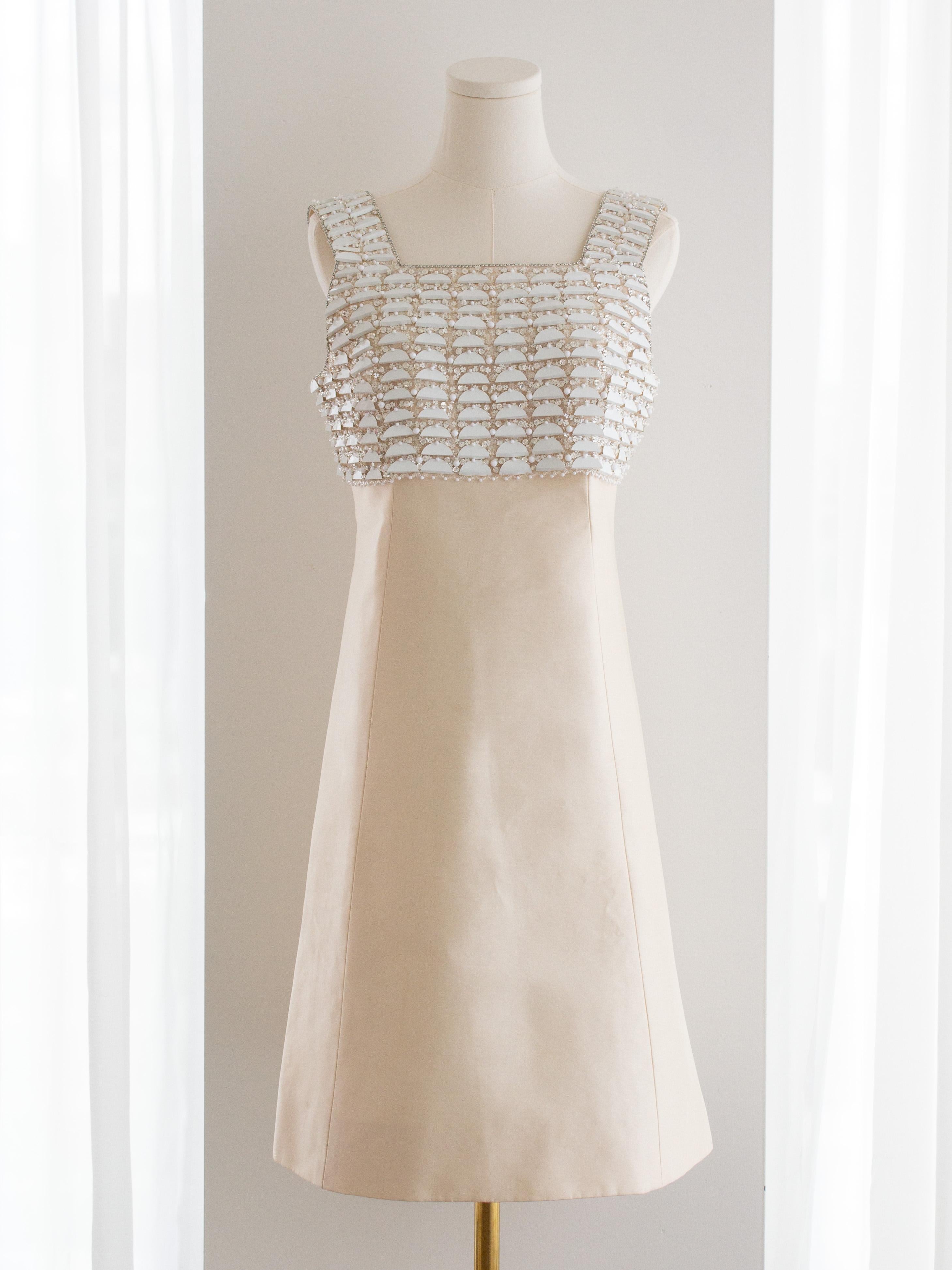 Chanel Vintage S/S 1996 Braut Verschönertes Weißes Shantung Seide 96P Minikleid Damen im Angebot