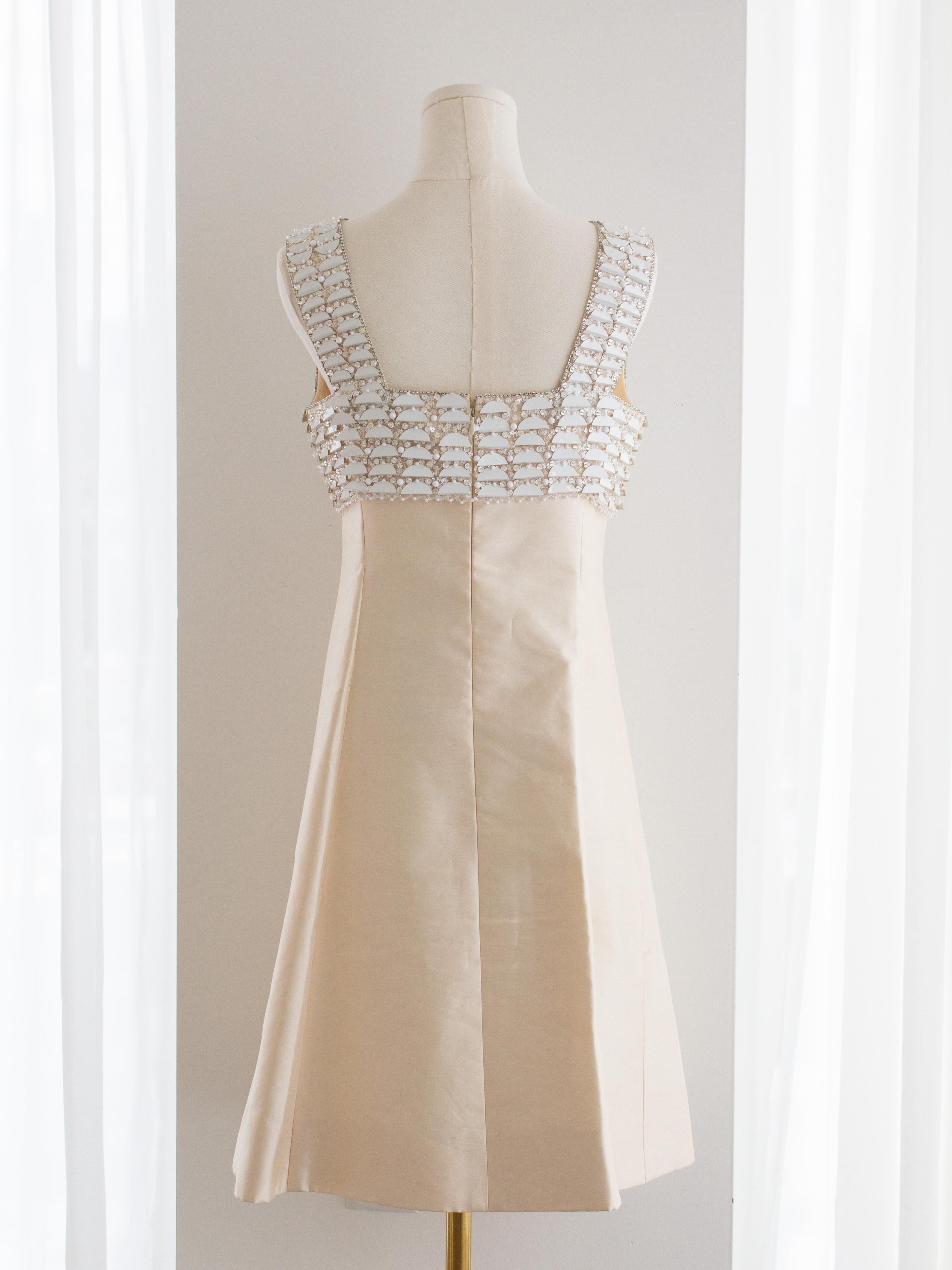 Chanel Vintage S/S 1996 Braut Verschönertes Weißes Shantung Seide 96P Minikleid im Angebot 2