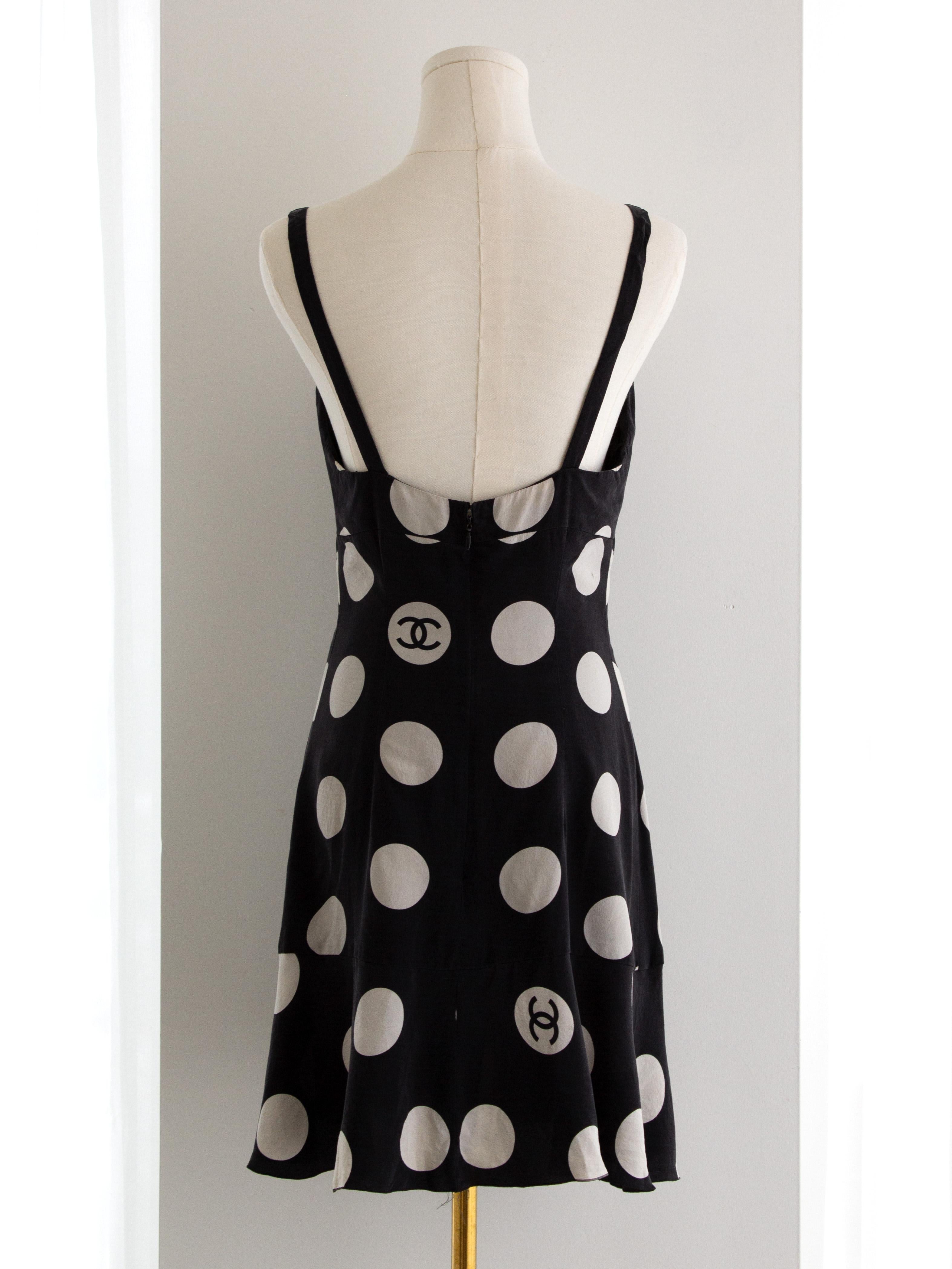 Chanel Vintage F/S 1997 Schwarz-Weiß gepunktetes CC 97P Minikleid im Vintage-Stil im Angebot 6
