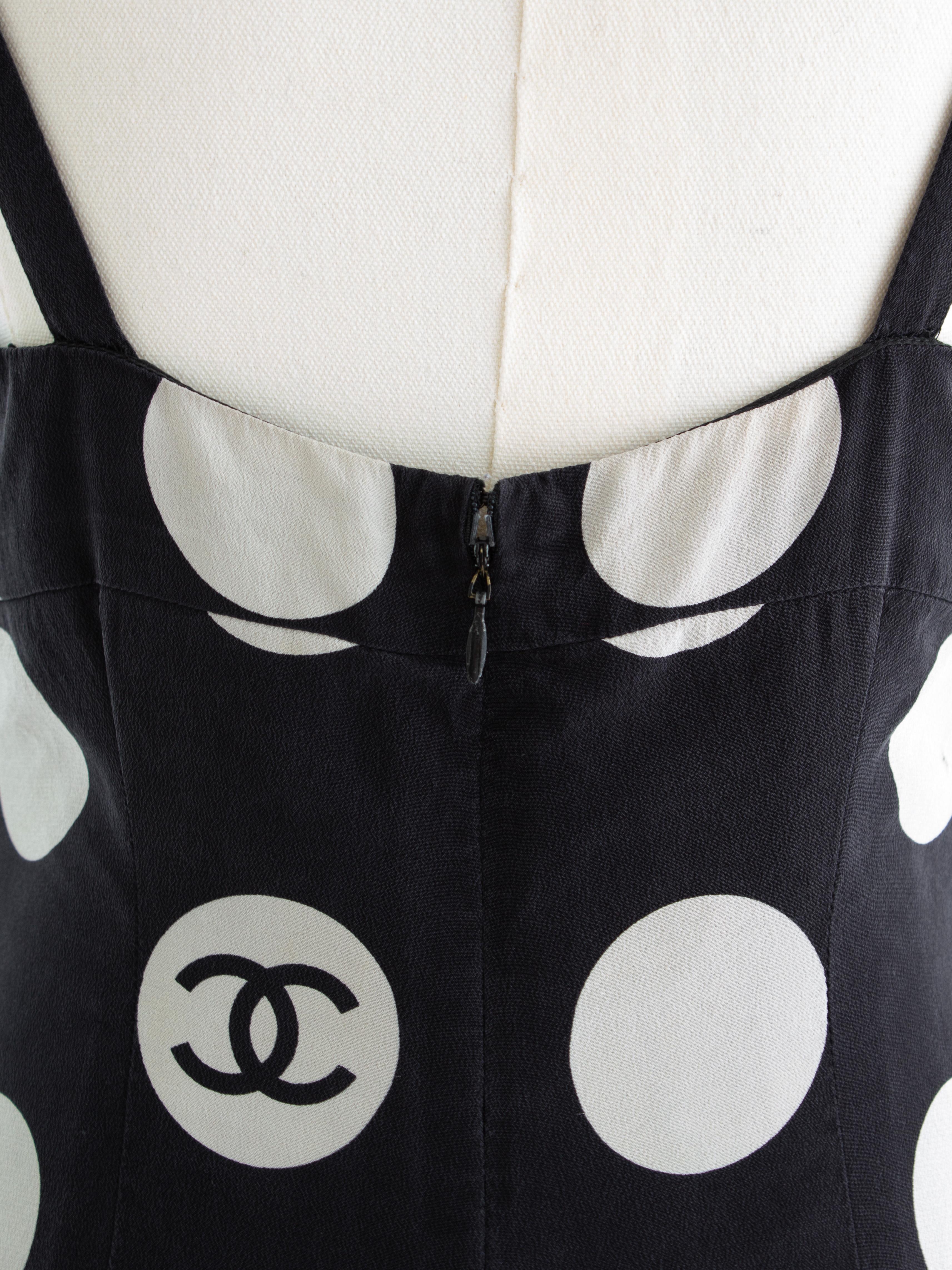 Chanel Vintage F/S 1997 Schwarz-Weiß gepunktetes CC 97P Minikleid im Vintage-Stil im Angebot 7