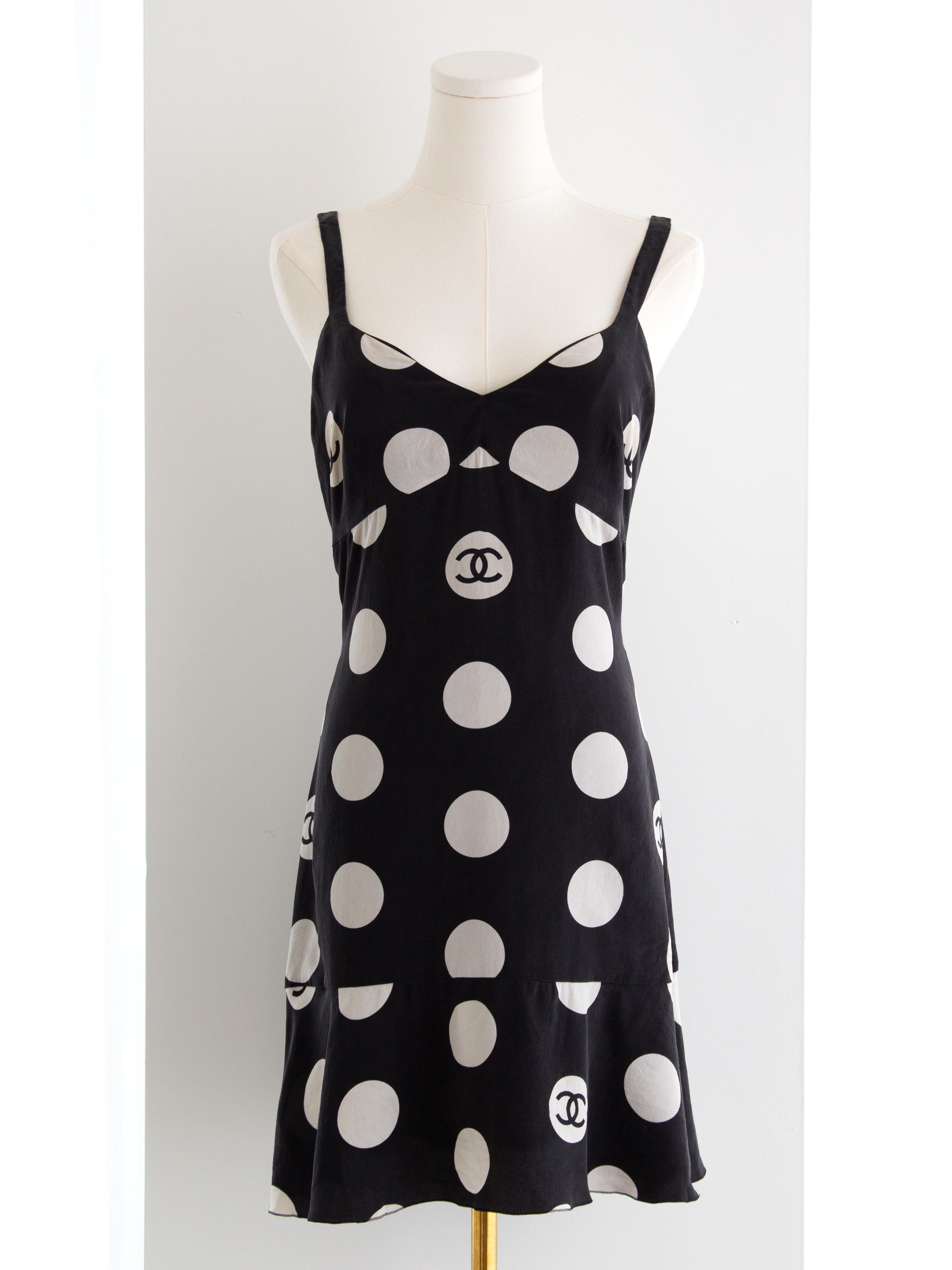 Chanel Vintage F/S 1997 Schwarz-Weiß gepunktetes CC 97P Minikleid im Vintage-Stil Damen im Angebot