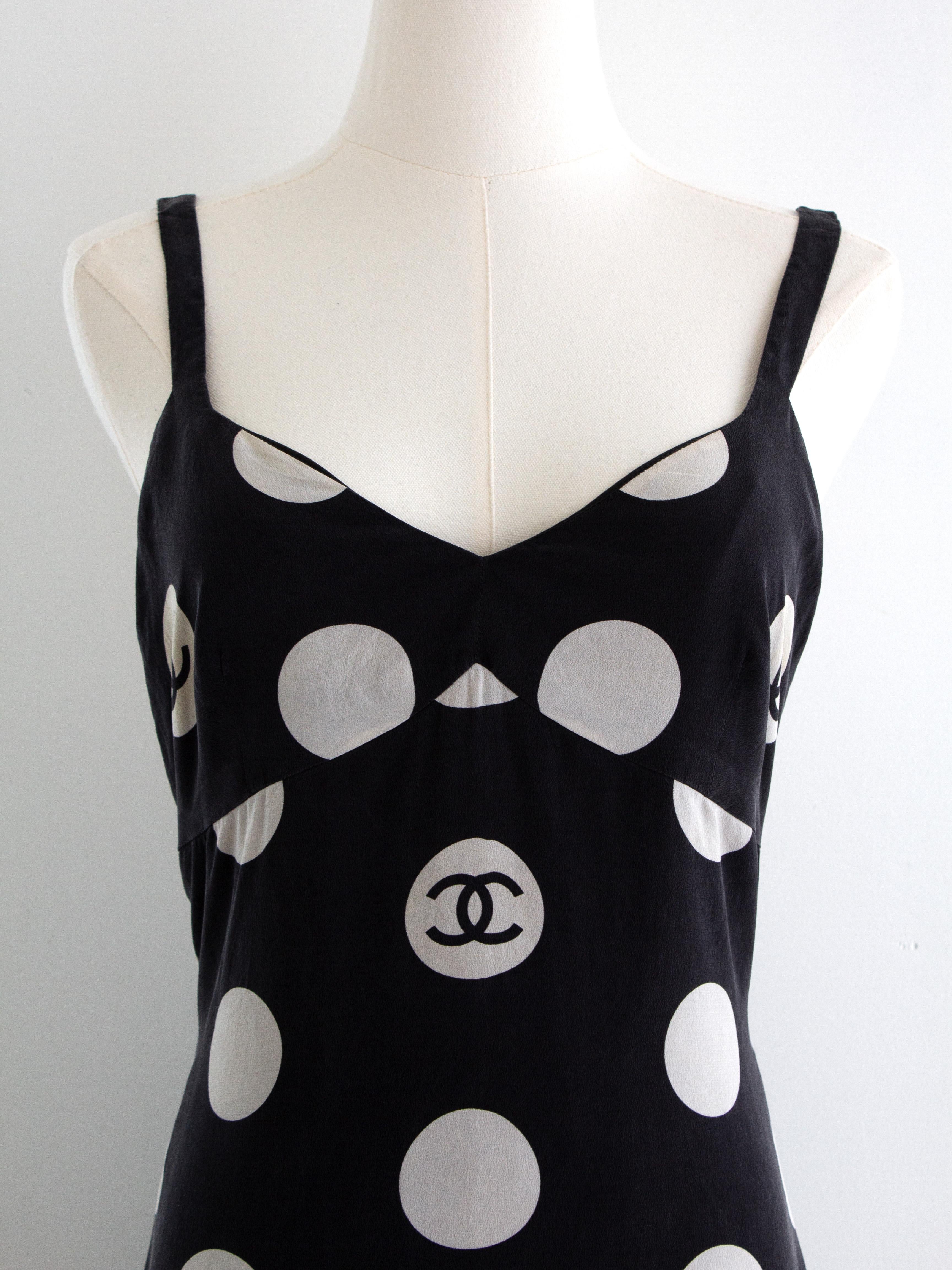 Chanel Vintage F/S 1997 Schwarz-Weiß gepunktetes CC 97P Minikleid im Vintage-Stil im Angebot 1