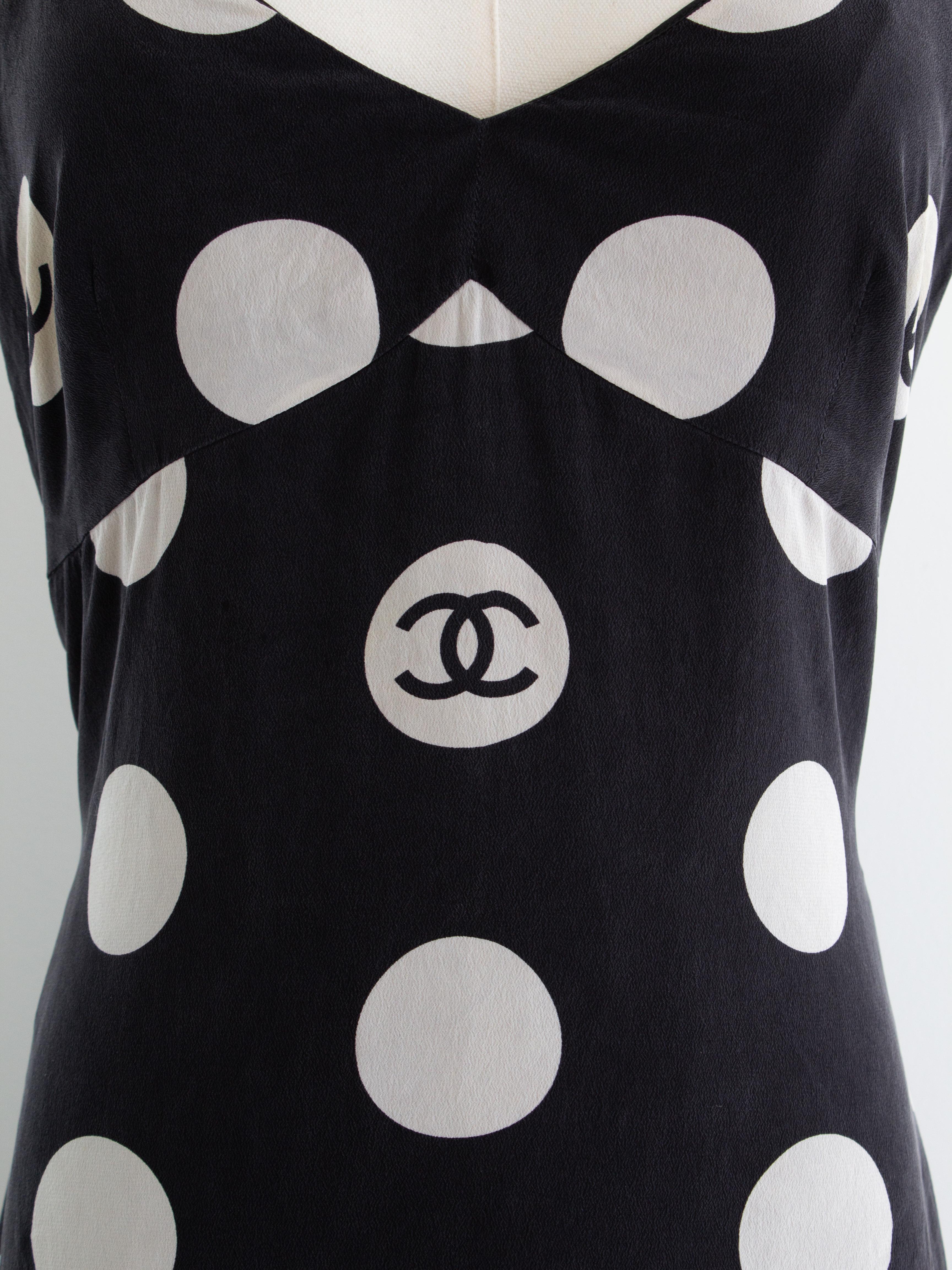 Chanel Vintage F/S 1997 Schwarz-Weiß gepunktetes CC 97P Minikleid im Vintage-Stil im Angebot 2
