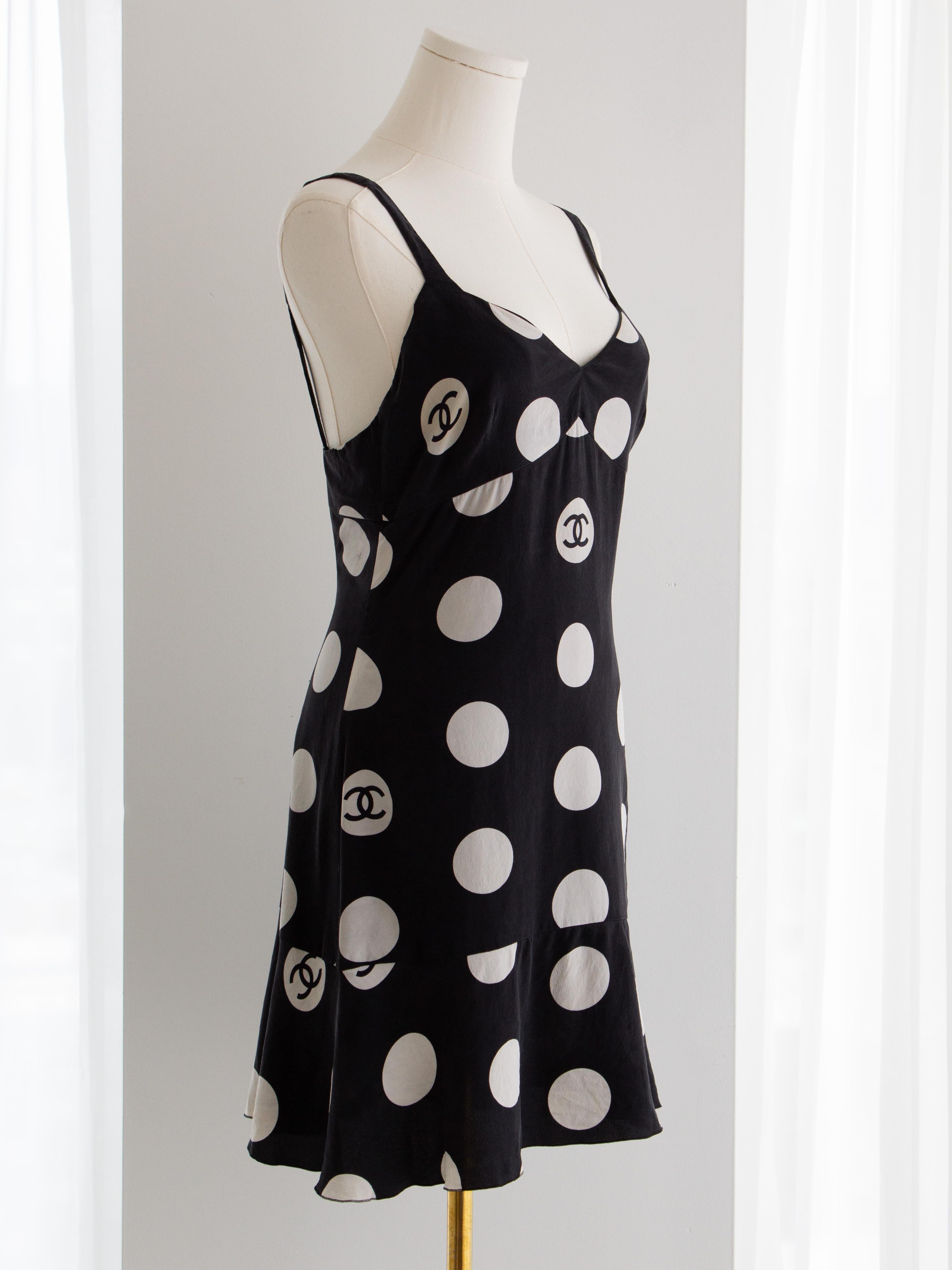 Chanel Vintage F/S 1997 Schwarz-Weiß gepunktetes CC 97P Minikleid im Vintage-Stil im Angebot 4