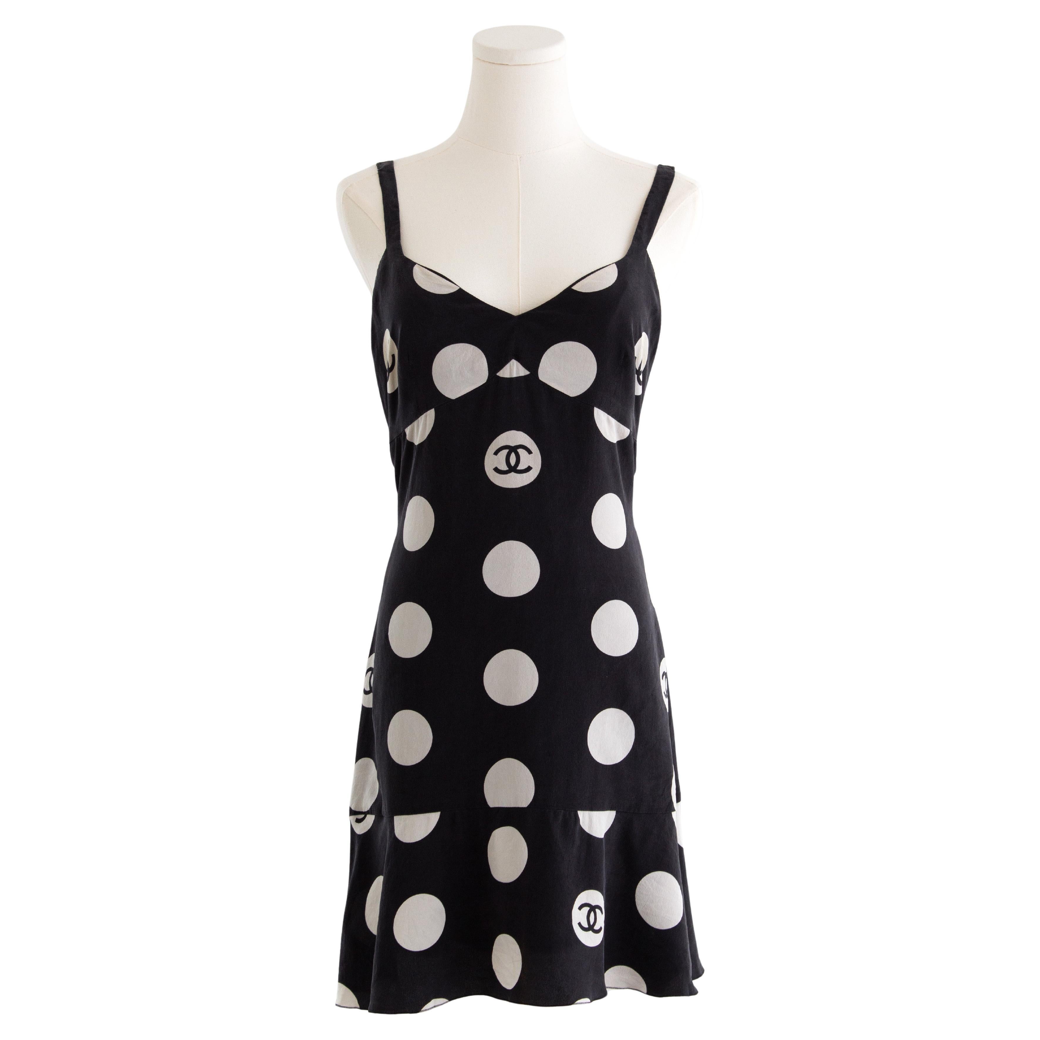 Chanel Vintage F/S 1997 Schwarz-Weiß gepunktetes CC 97P Minikleid im Vintage-Stil im Angebot