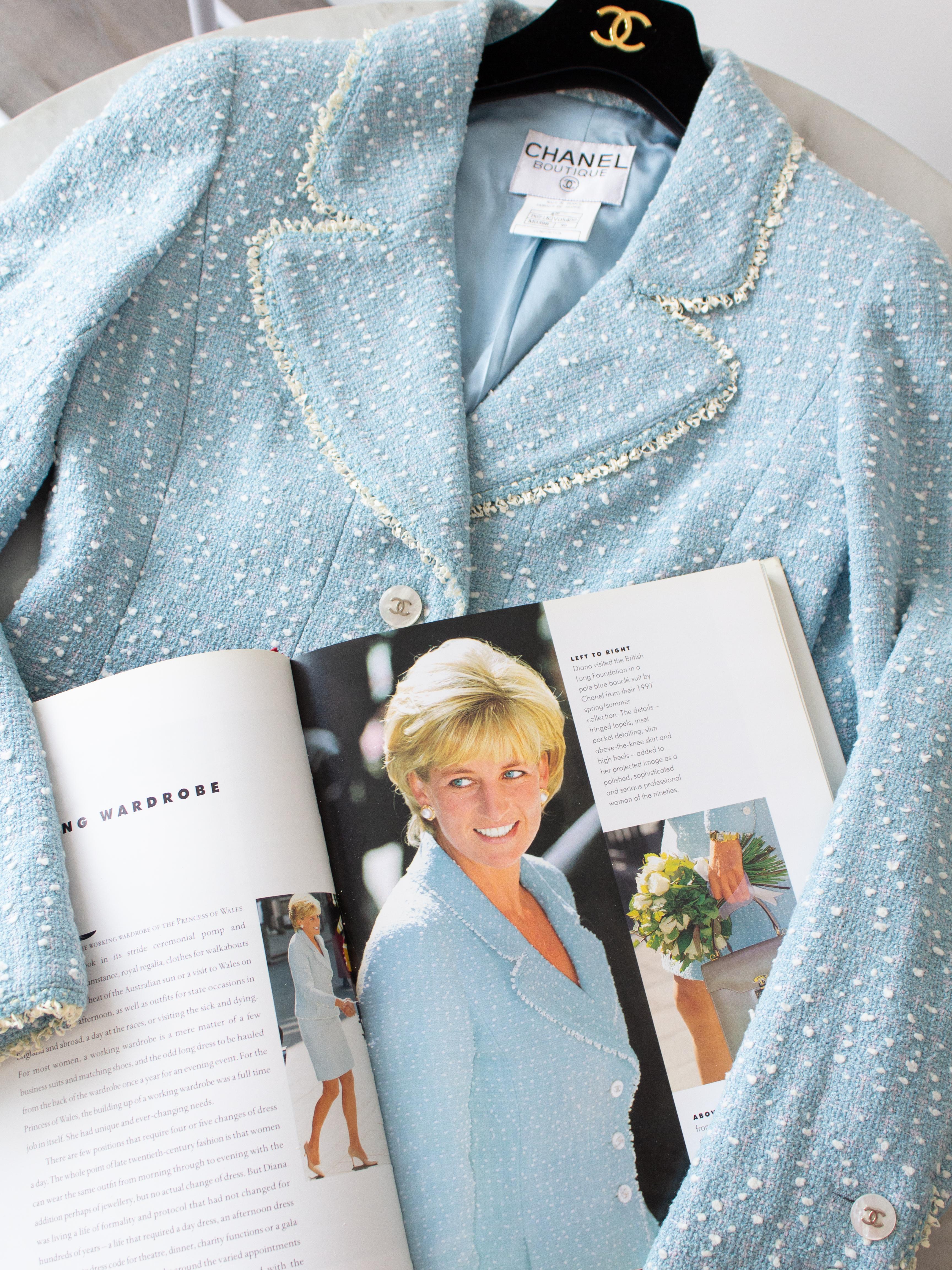 Chanel Vintage S/S 1997 Hellblau Weiß Prinzessin Diana 97P Tweed Jacke Anzug im Angebot 12