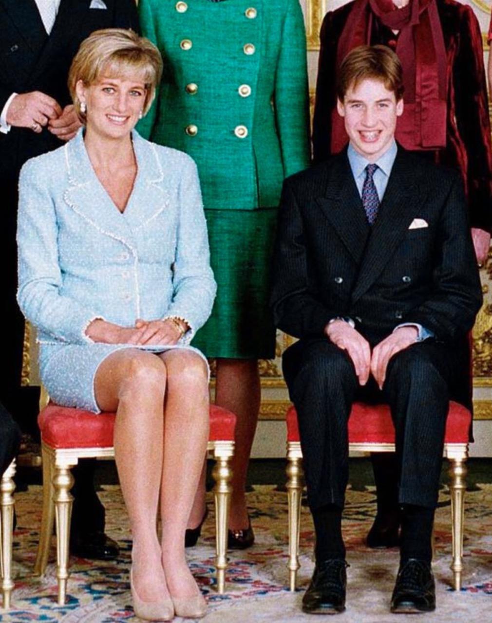 Chanel Vintage S/S 1997 Hellblau Weiß Prinzessin Diana 97P Tweed Jacke Anzug (Grau) im Angebot