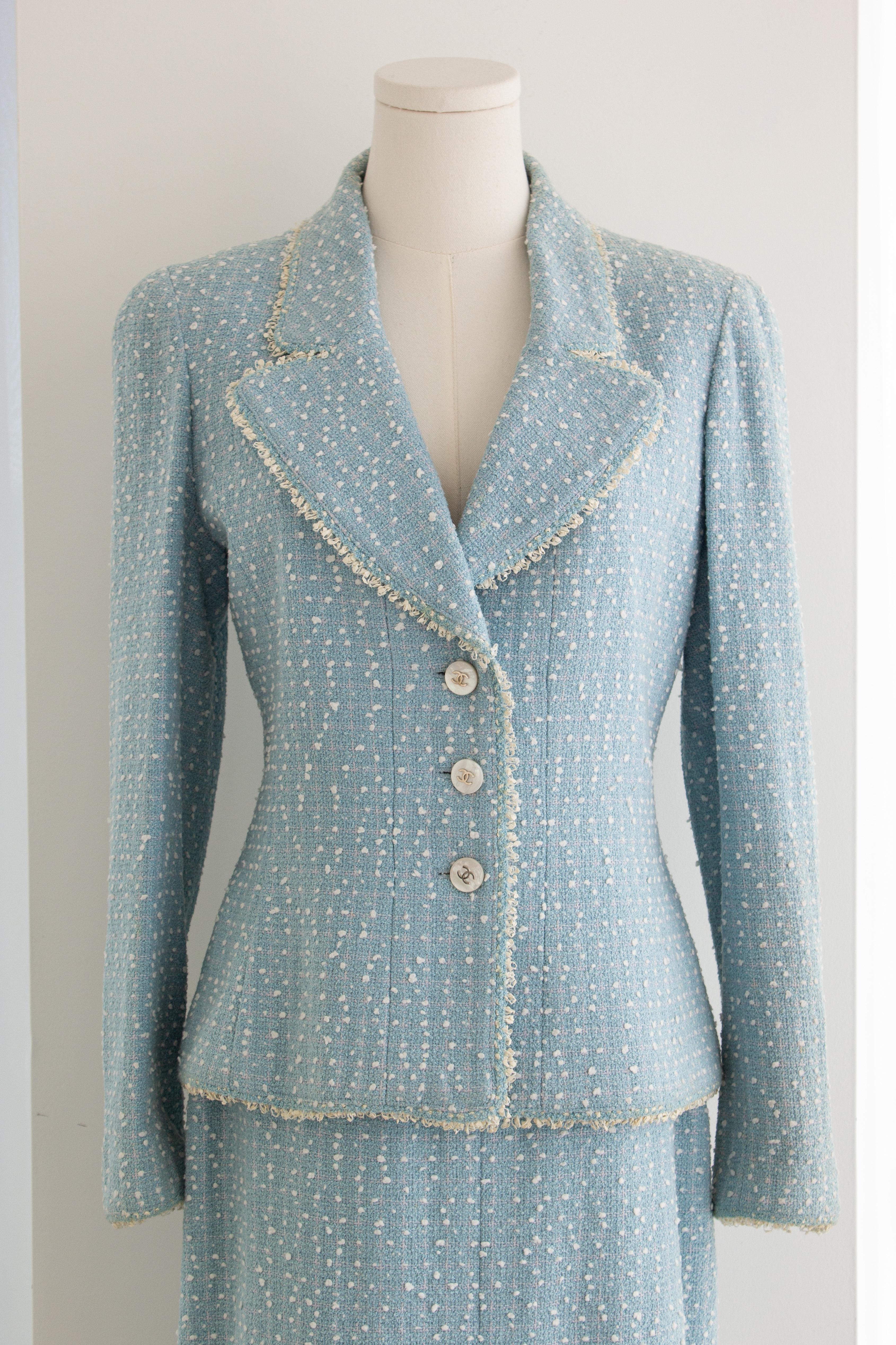 Chanel Vintage S/S 1997 Hellblau Weiß Prinzessin Diana 97P Tweed Jacke Anzug im Angebot 1