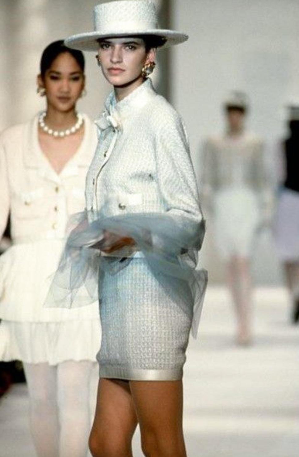 Chanel Vintage S/S1990 Seafood Green Cream Satin Bow Tweed Cropped Jacket In Good Condition For Sale In Jersey City, NJ