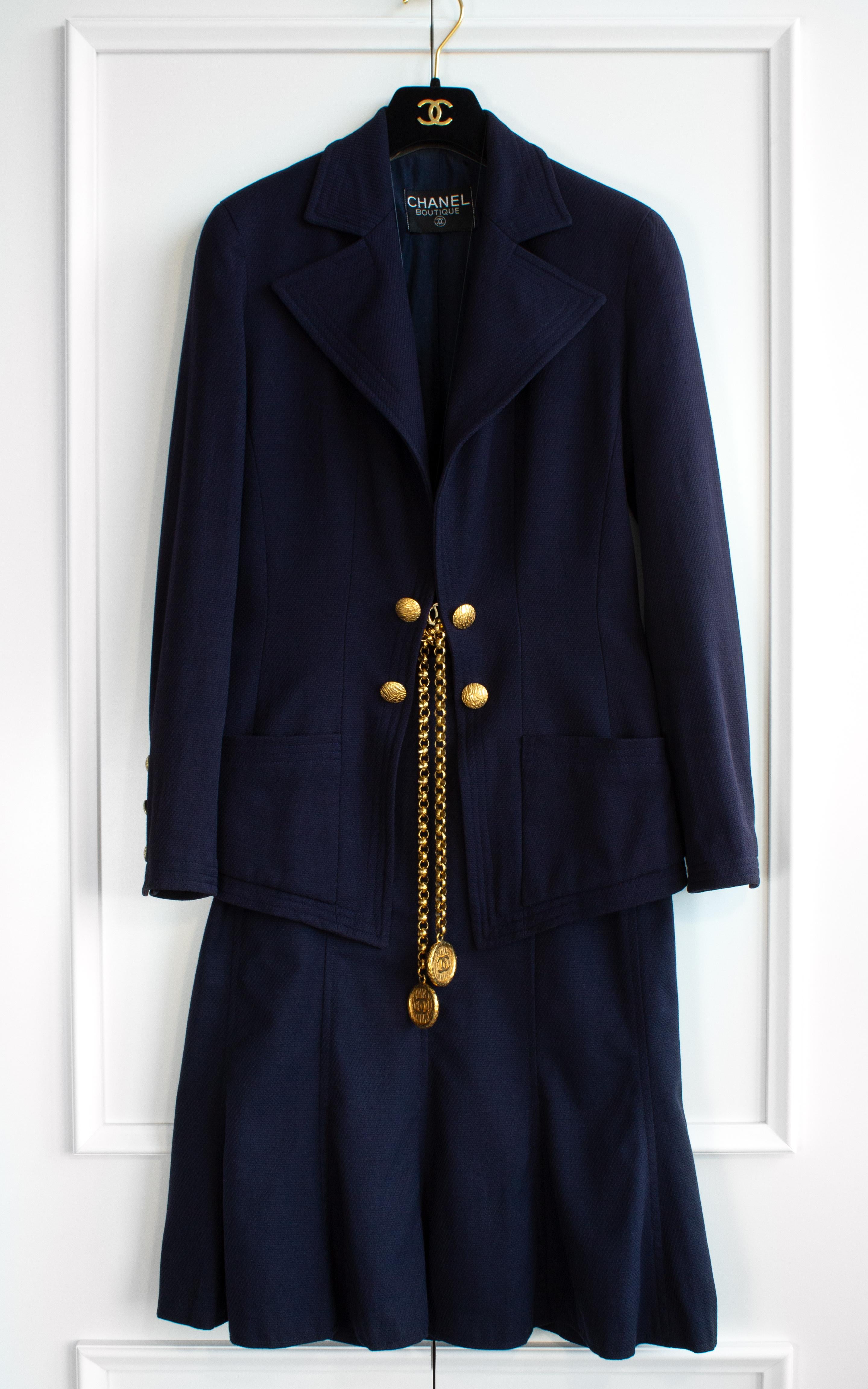 Chanel Vintage S/S1993 Navy Blue Cotton Gold Chain CC Medallion 93P Jacket Suit In Good Condition In Jersey City, NJ