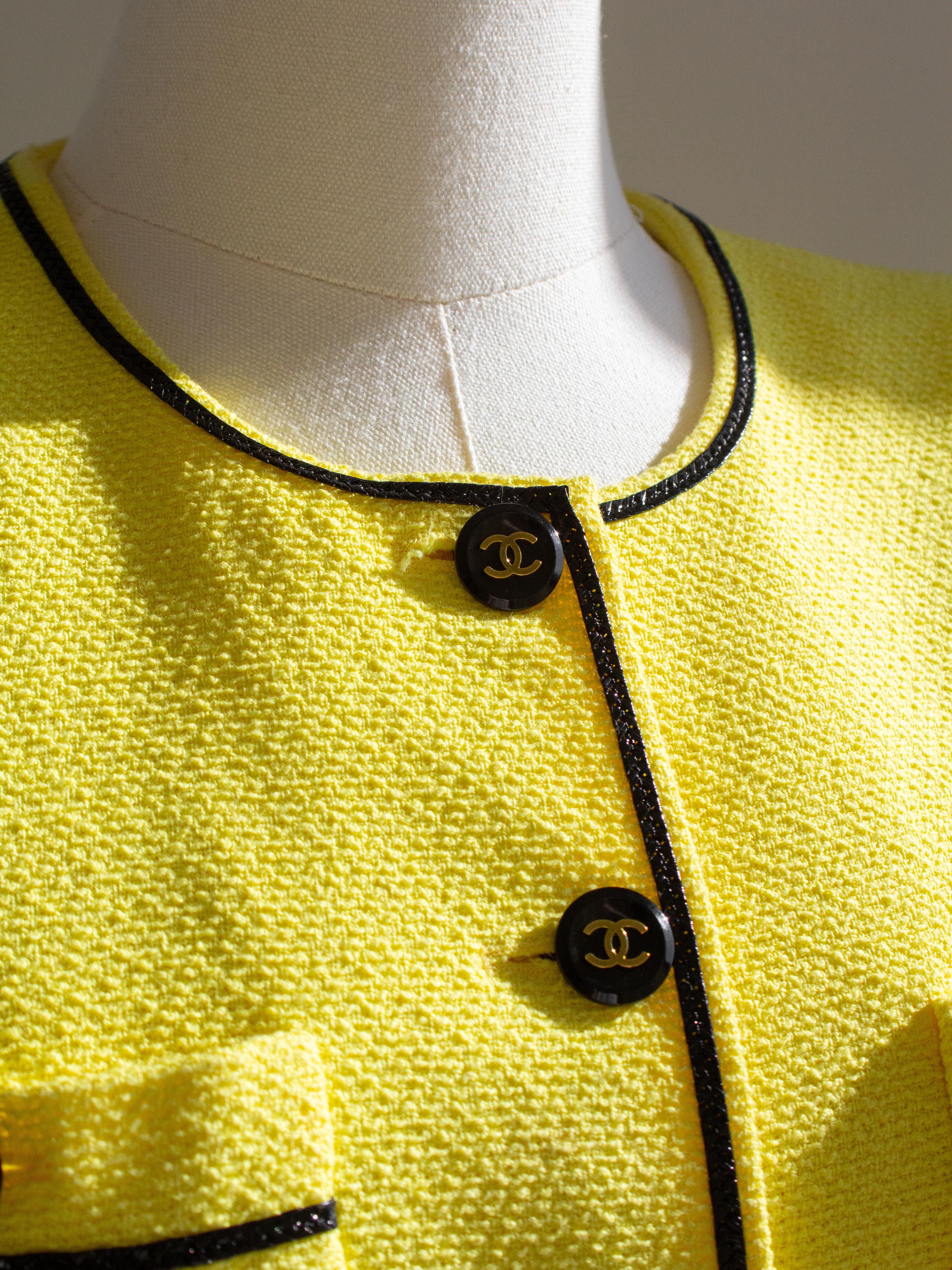 Chanel Vintage S/S1995 Barbie Cropped Yellow Black 95P Jacket Corset Skirt Suit For Sale 7