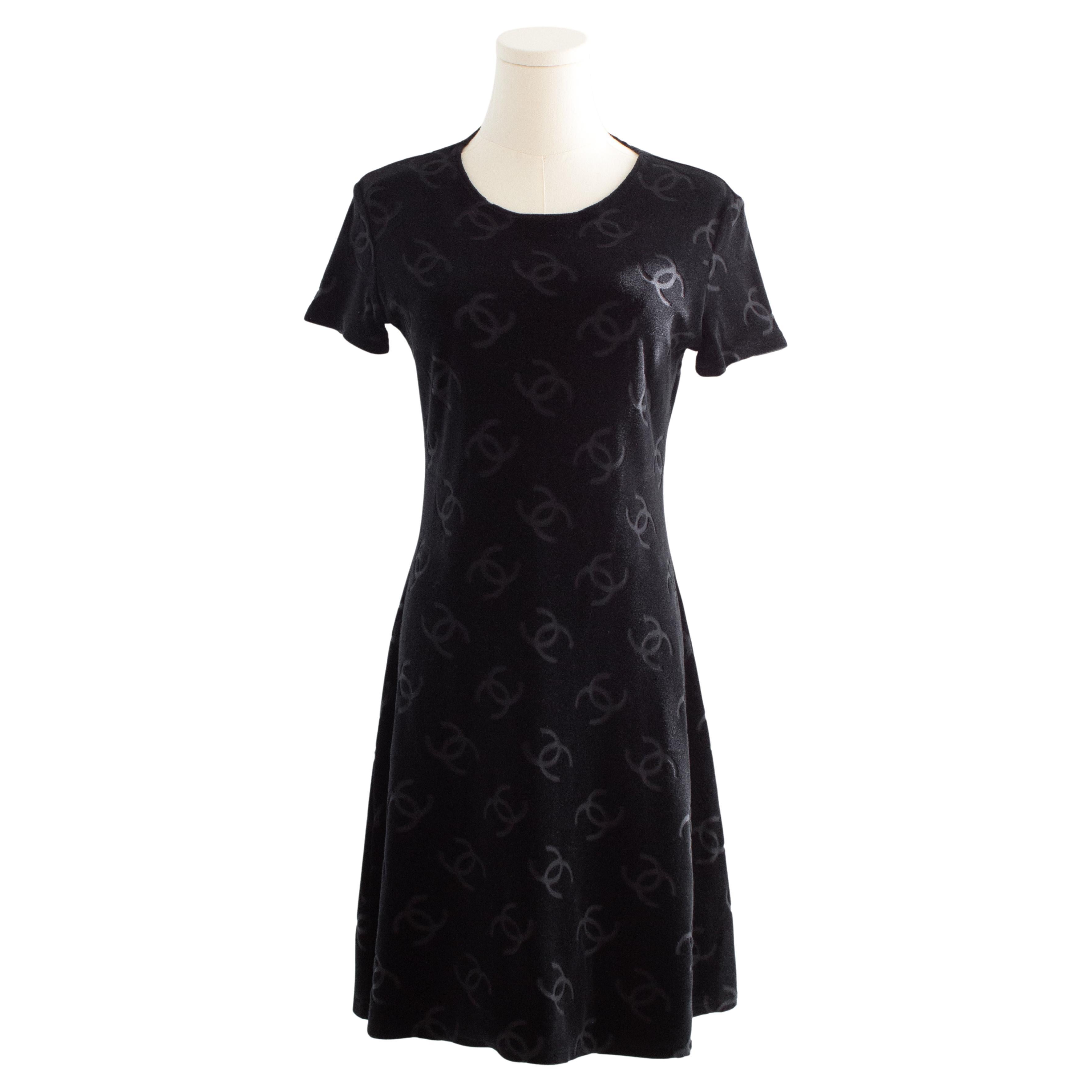 Chanel Vintage S/S1996 - Mini robe noire en velours avec logo CC 96P LBD