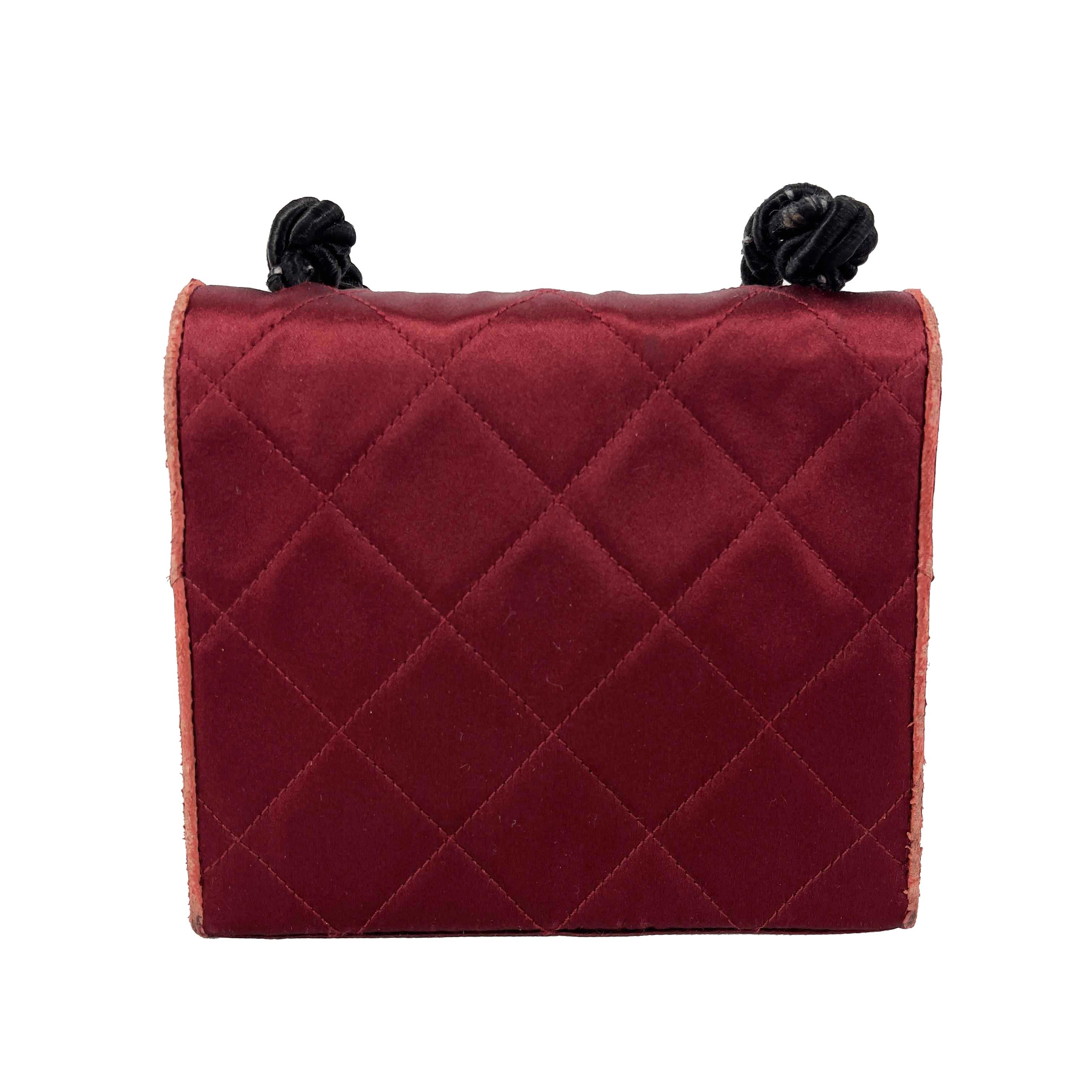 CHANEL - Vintage Satin Quilted Rope Shoulder Crossbody - Burgundy / Black

Description

This mini shoulder bag can be worn as a crossbody and is crafted in a diamond quilted burgundy red satin.
Black braided rope strap.
Gold leather interior.
One