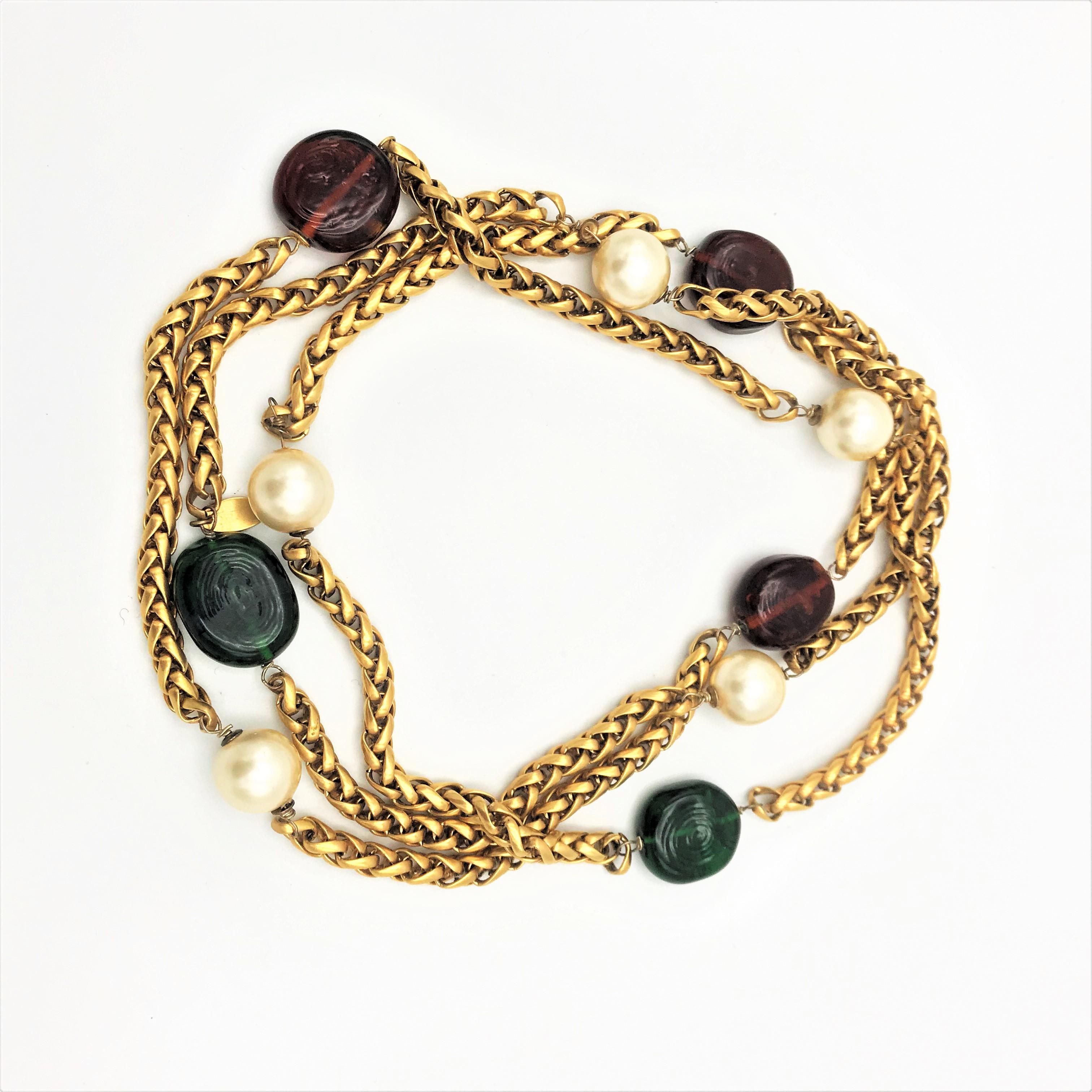 Long 24 carat gold-plated chain between 2 green and 3 red Gripoix flat thalers and 5 beautiful large false pearls. The necklace  was designed by Victoire de Castellan in the 1985 years. 2CC3 was her first collection.
Measurement:  the length double