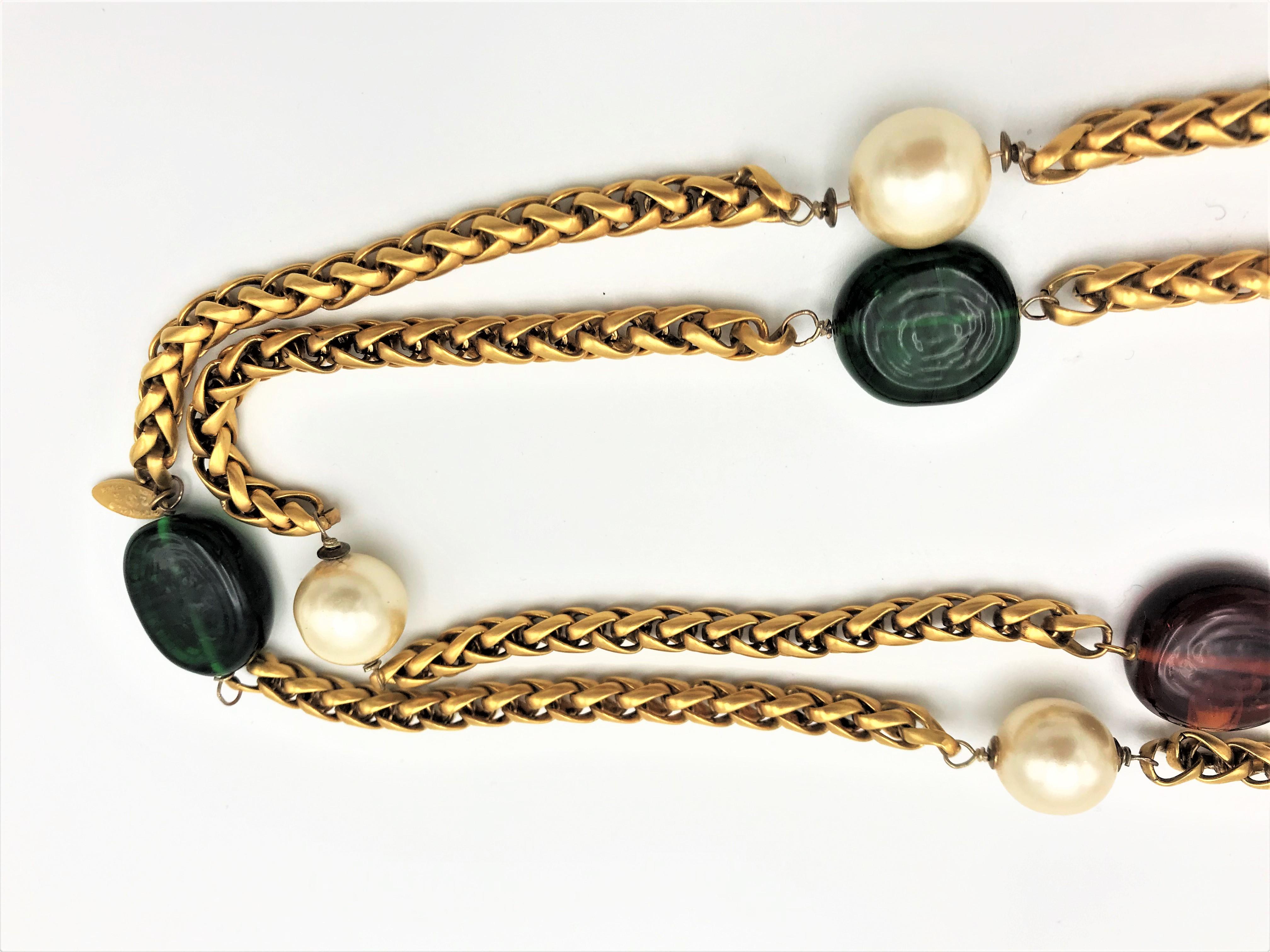 Artisan Chanel gold plated chain necklace with Gripoix glass and pearls, signed 1985 For Sale