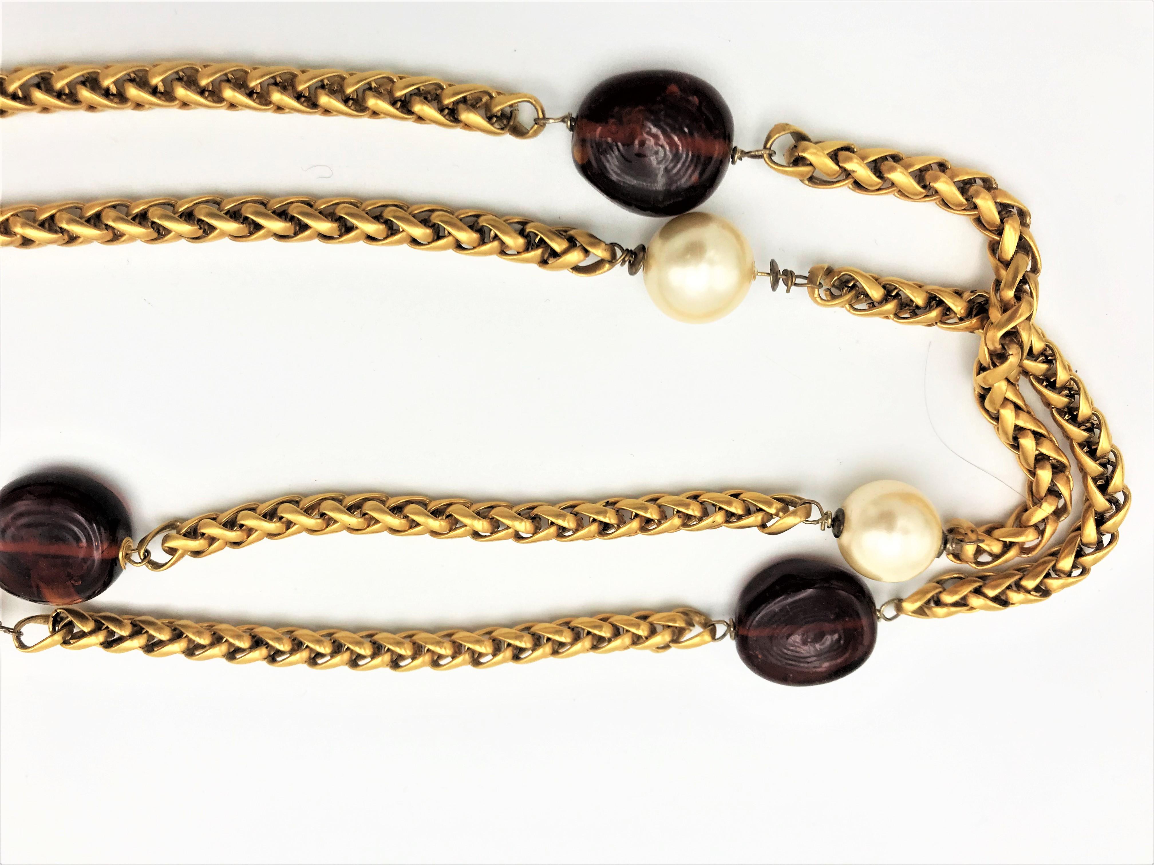 Round Cut Chanel gold plated chain necklace with Gripoix glass and pearls, signed 1985 For Sale