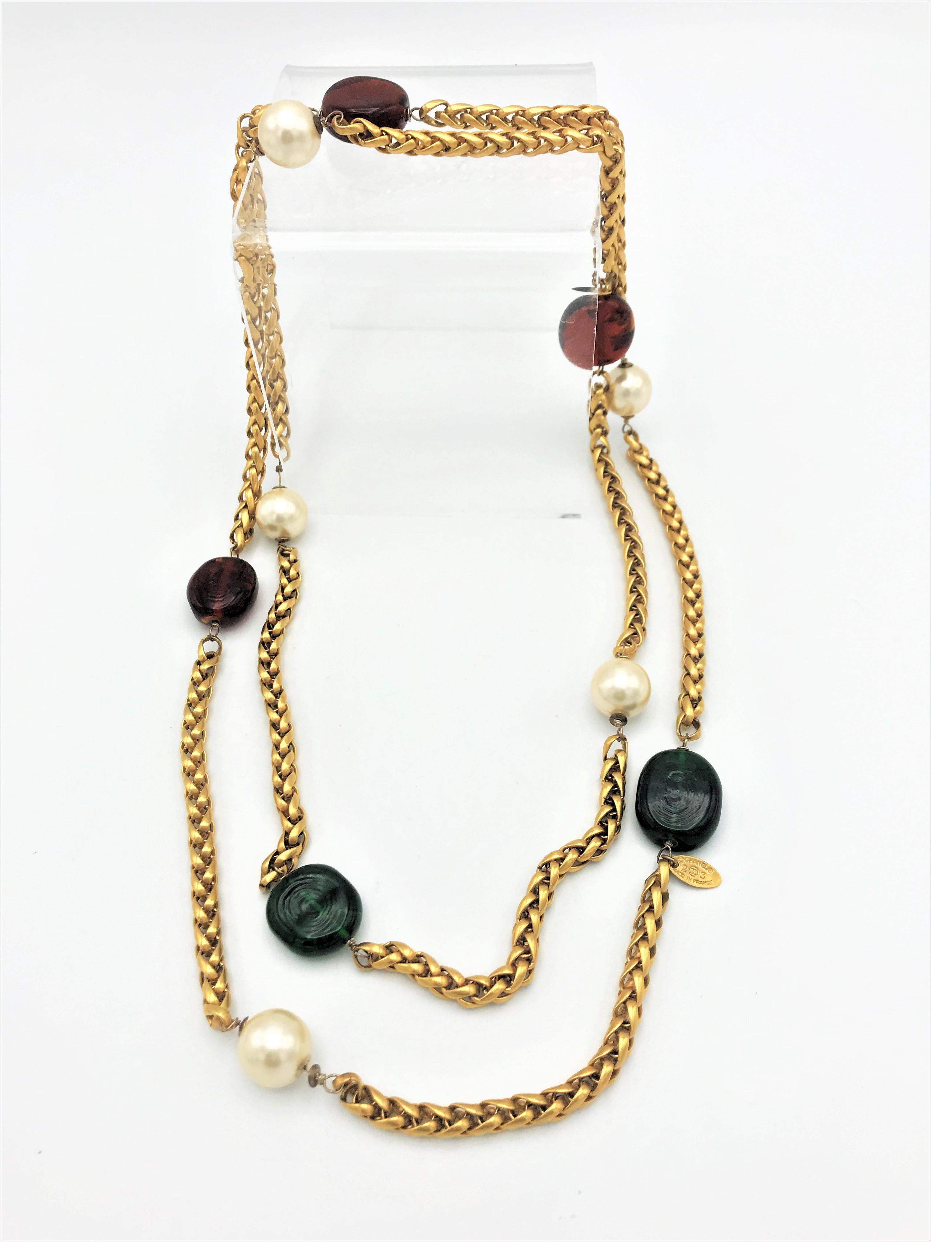 Chanel gold plated chain necklace with Gripoix glass and pearls, signed 1985 In Good Condition For Sale In Stuttgart, DE