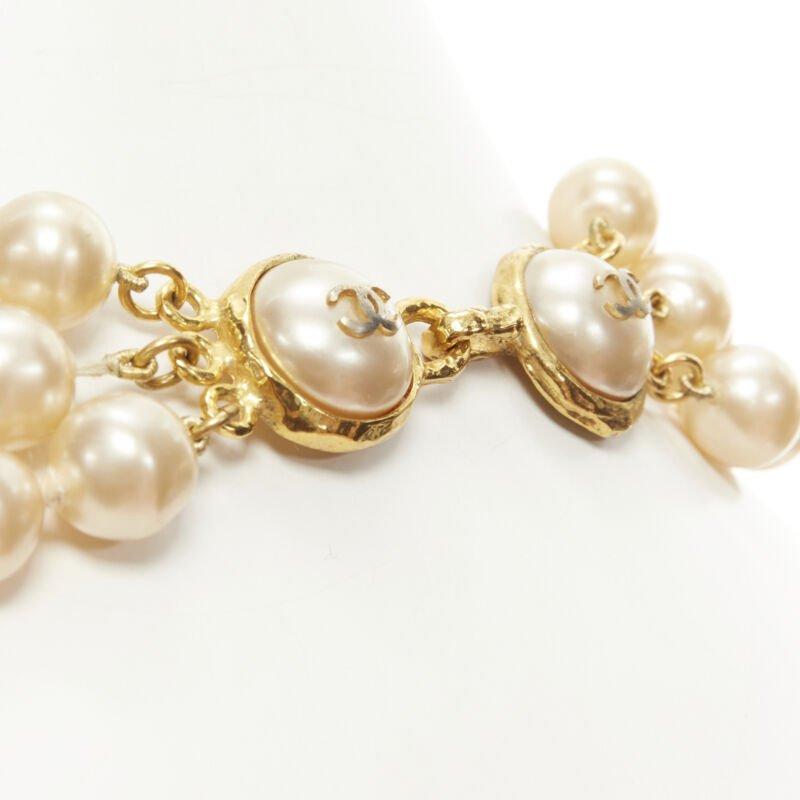 CHANEL Vintage Season 29 triple large faux pearl CC logo clasp necklace
Reference: GIYG/A00139
Brand: Chanel
Designer: Karl Lagerfeld
Collection: Season 29
Material: Metal, Faux Pearl
Color: Gold, Pearl
Pattern: Solid
Closure: Hook & Eye
Extra