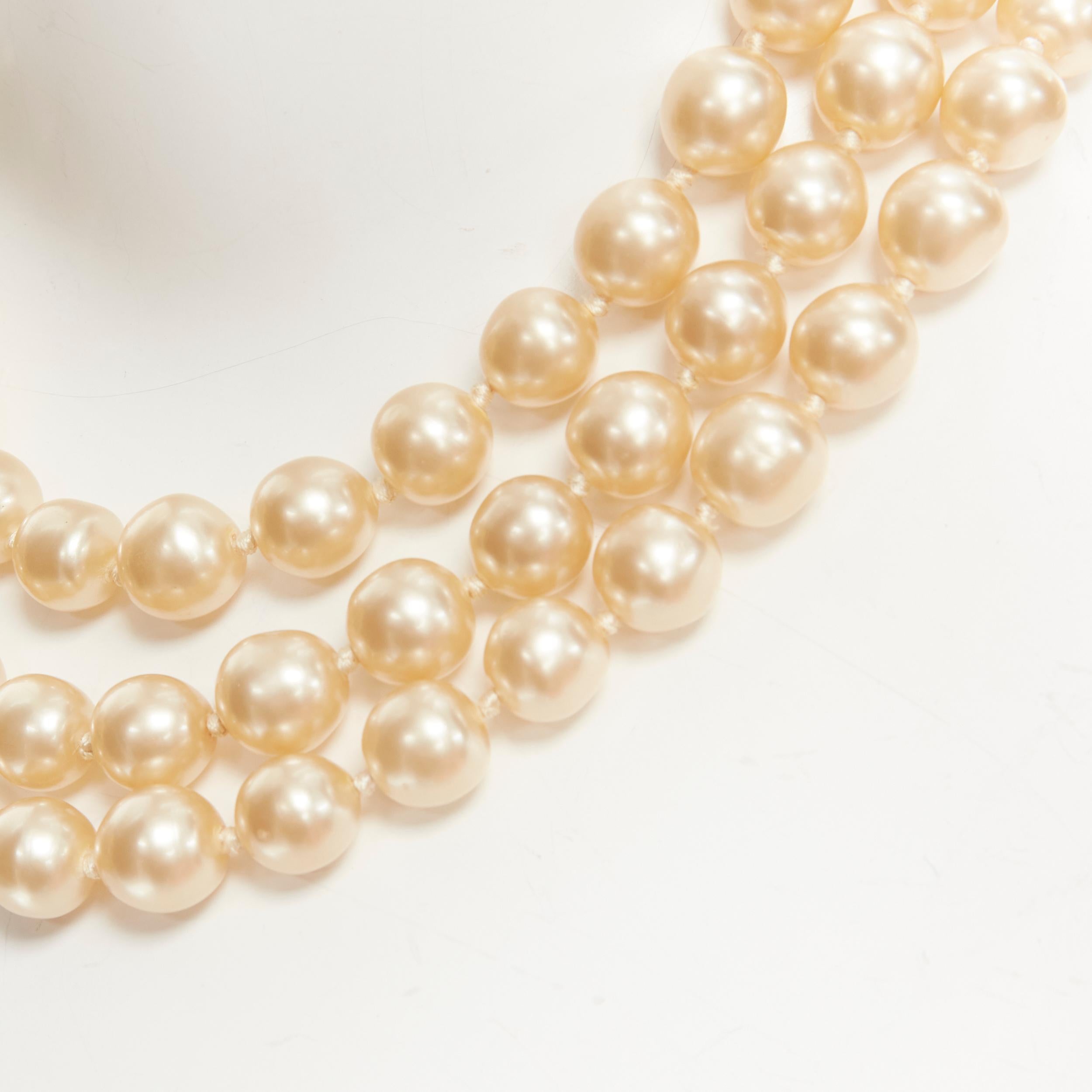 CHANEL Vintage Season 29 triple large faux pearl CC logo clasp necklace In Good Condition For Sale In Hong Kong, NT