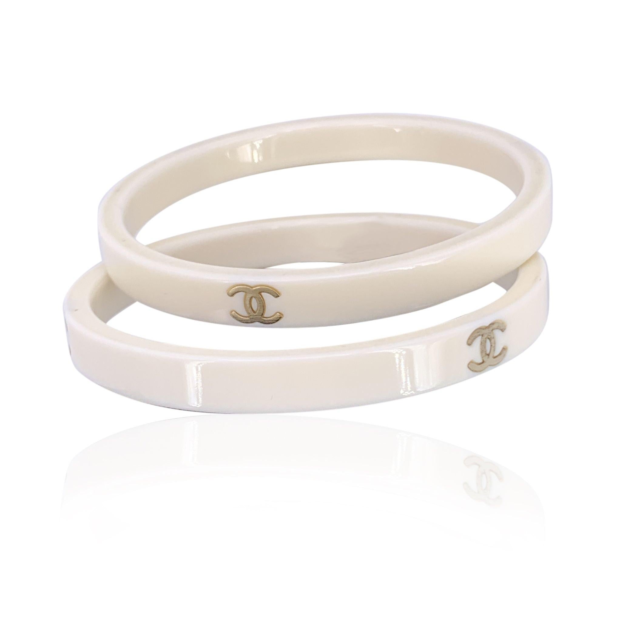 Chanel Vintage Set of 2 White Resin CC Logo Cuff Bangle Bracelet In Excellent Condition In Rome, Rome