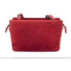 Sac à bandoulière Chanel vintage en cuir suédé bordeaux avec finitions gris métallisé, 2000-02