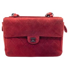 Sac à bandoulière Chanel vintage en cuir suédé bordeaux avec finitions gris métallisé, 2000-02